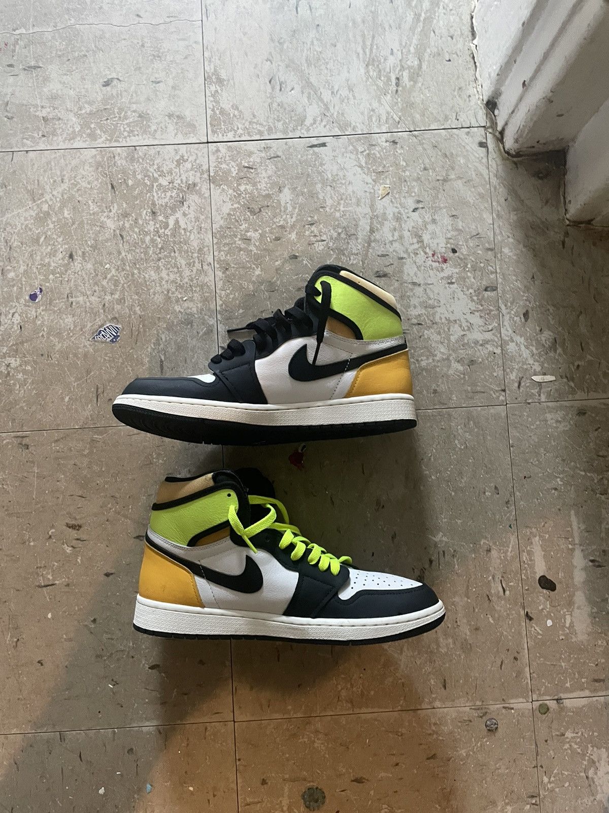 Jordan Brand × Nike Air Jordan 1 Retro High OG 'Volt Gold Size US 9.5 / EU 42-43 - 2 Thumbnail