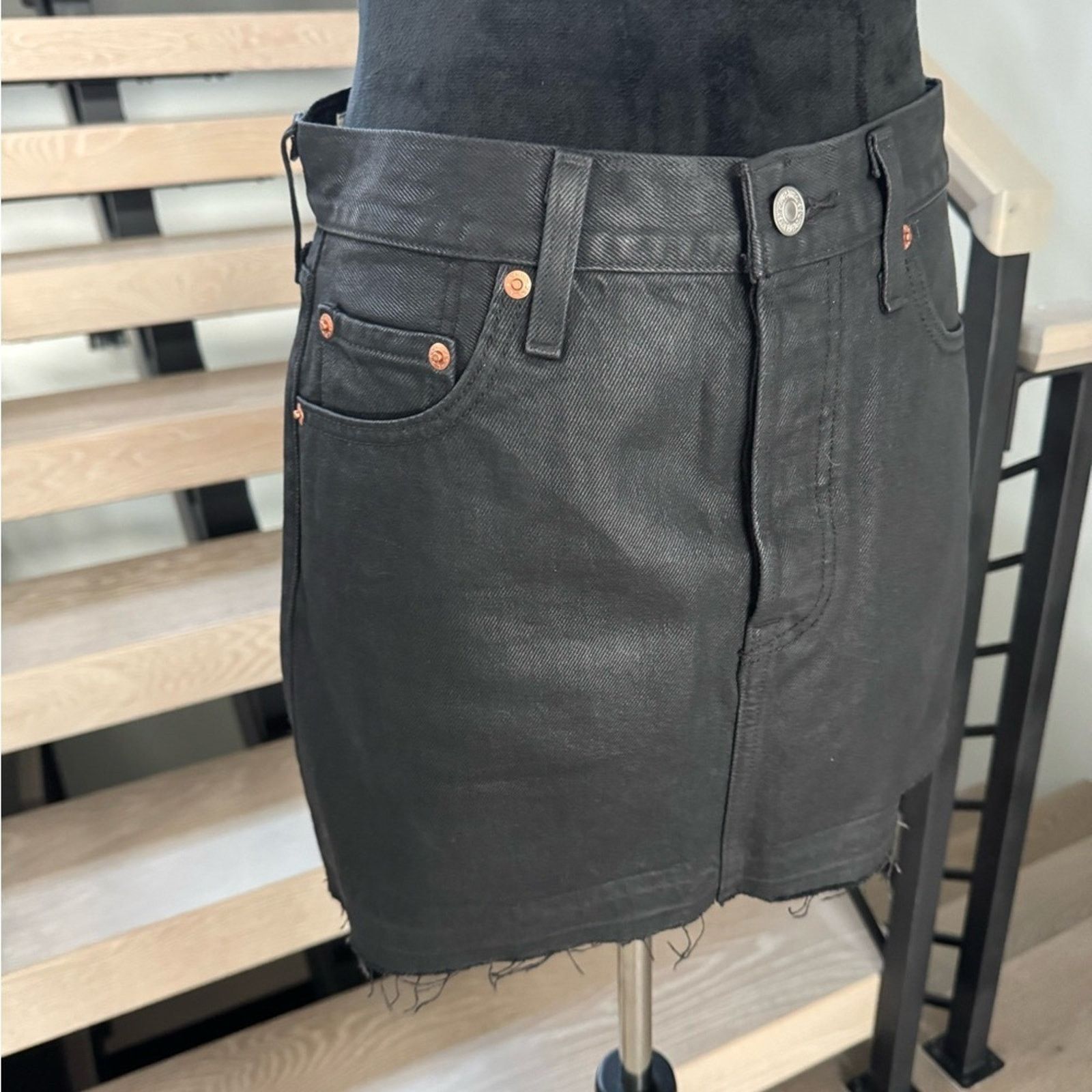 Levi's New Levi's Icon Black Leather look Mini Skirt size 25 Size 25" / US 0 / IT 36 - 11 Thumbnail