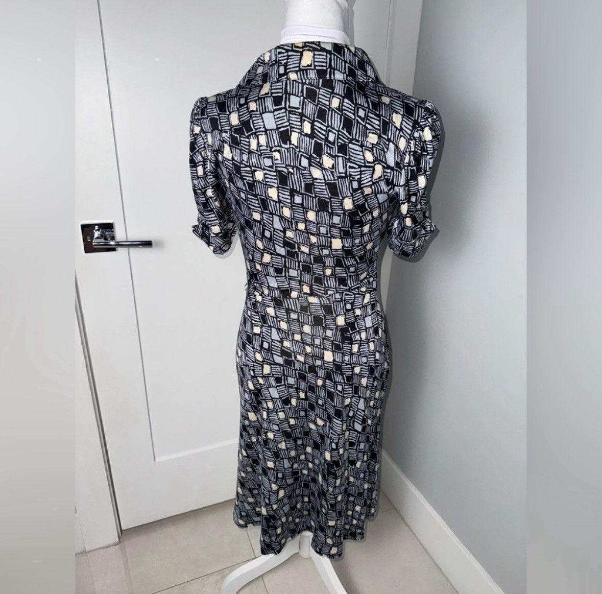 Diane von Furstenberg Diane von Furstenberg Silk Collared Printed Dress/Size 6 Size M / US 6-8 / IT 42-44 - 5 Thumbnail