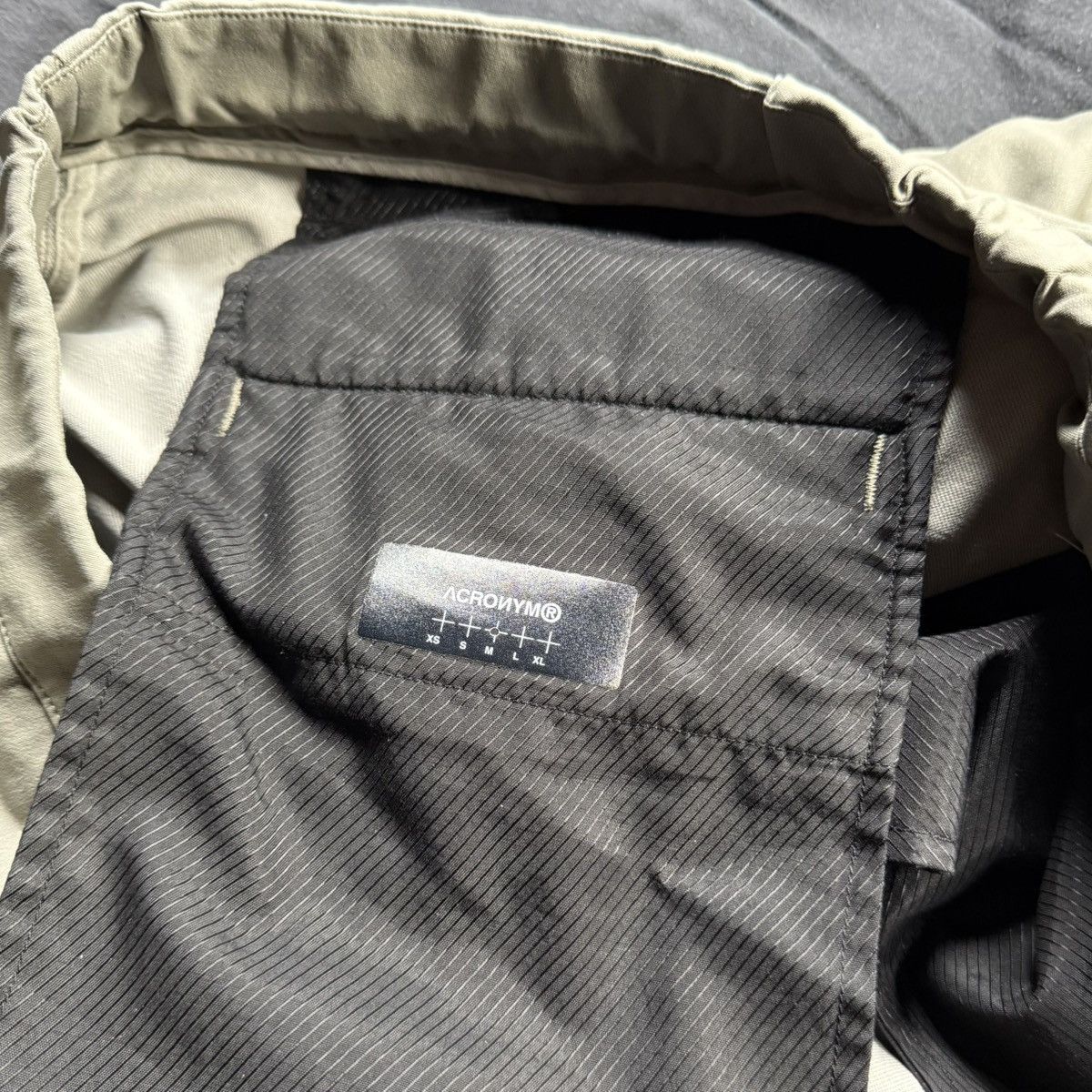 Acronym Acronym SP28-DS Size US 34 / EU 50 - 7 Thumbnail