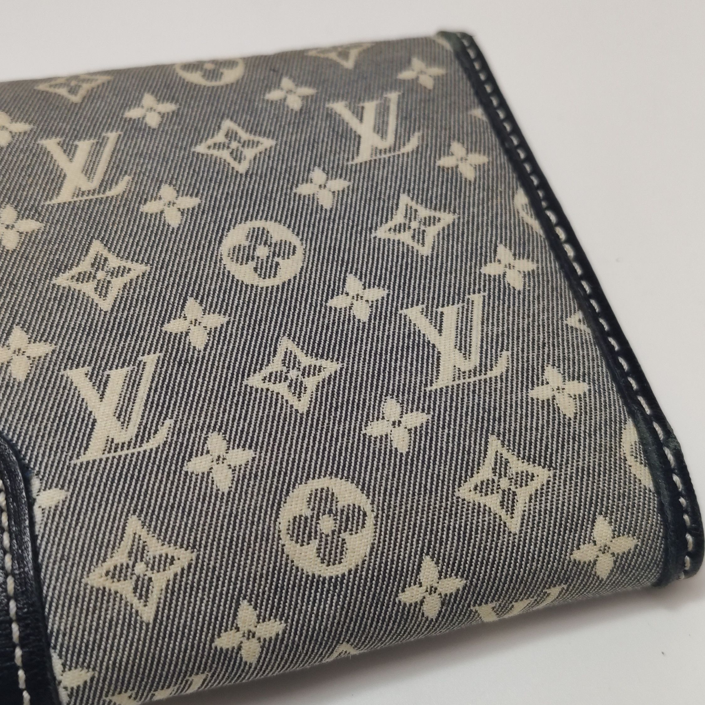 Louis Vuitton Louis Vuitton (LV) Cowhide canvas monogram metal buckle wal Size ONE SIZE - 6 Thumbnail