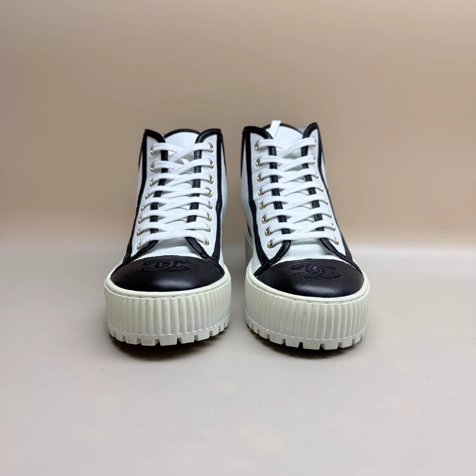 Chanel CHANEL Women's CC Logo White Gold Sneakers EUR36 99New Size US 5.5 / IT 35.5 - 2 Thumbnail