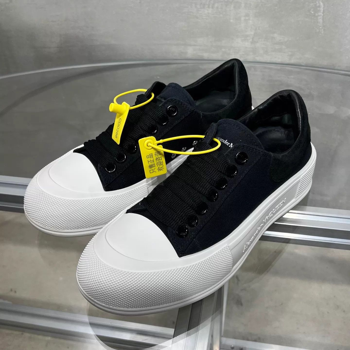 Alexander McQueen Alexander McQueen Canvas Sneaker Black & White 38 Size US 7.5 / IT 37.5 - 2 Thumbnail