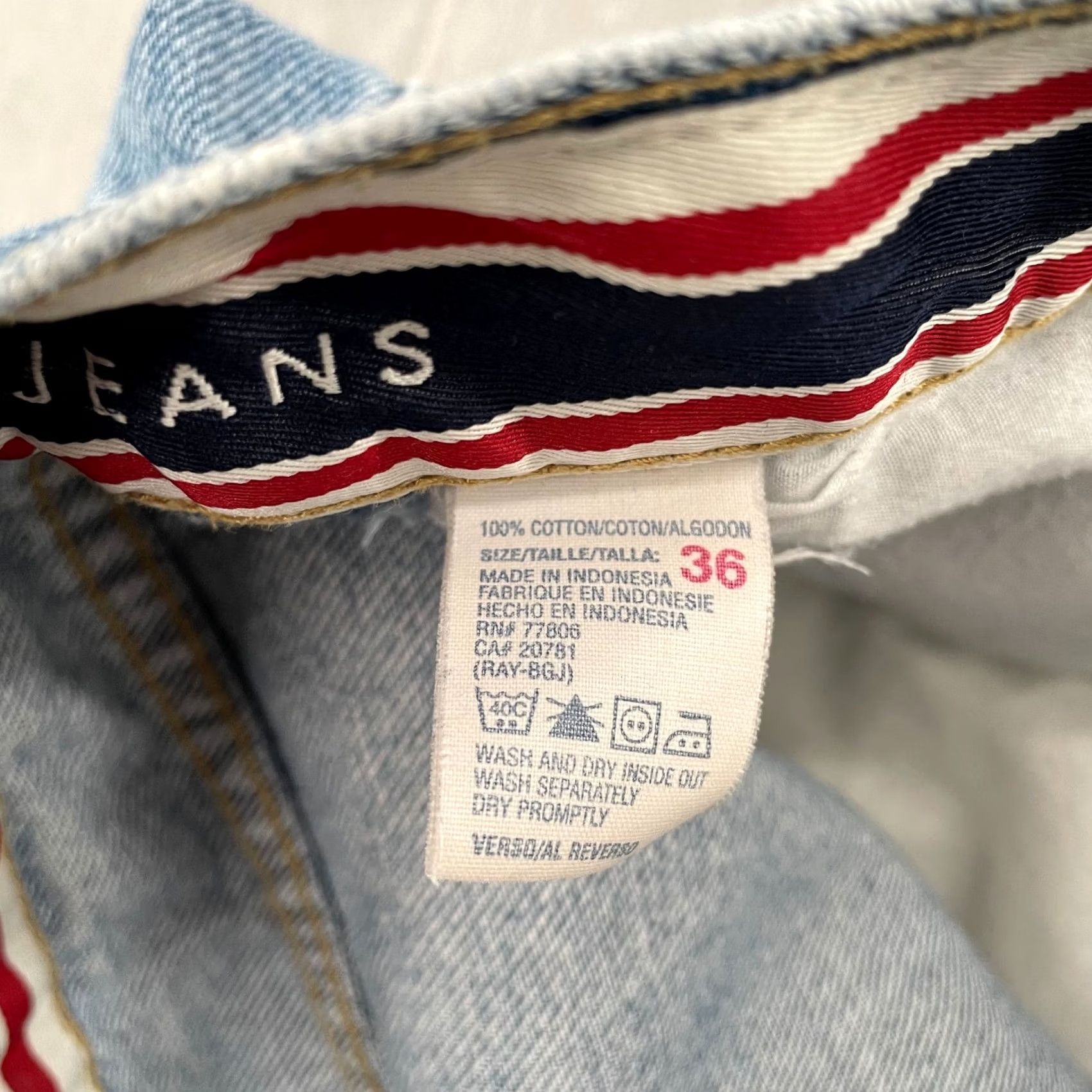 Tommy Hilfiger VINTAGE Tommy Hilfiger Shorts Denim Blue 36 Jeans Short Men 5-Pocket Design Casual Streetwear Y2K Size US 36 / EU 52 - 6 Thumbnail