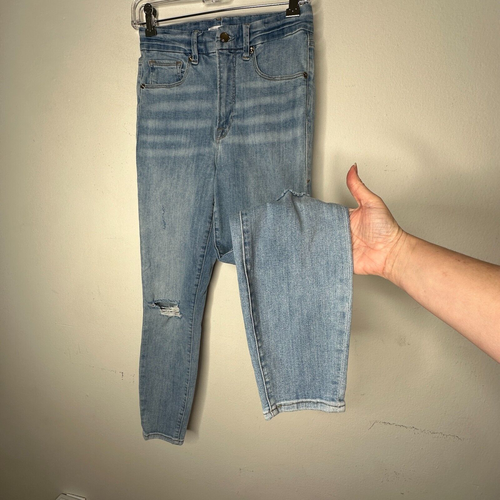Good American Good American Good Waist Crop Distressed Knee Jean 6 / 28 Size 28" / US 6 / IT 42 - 3 Thumbnail
