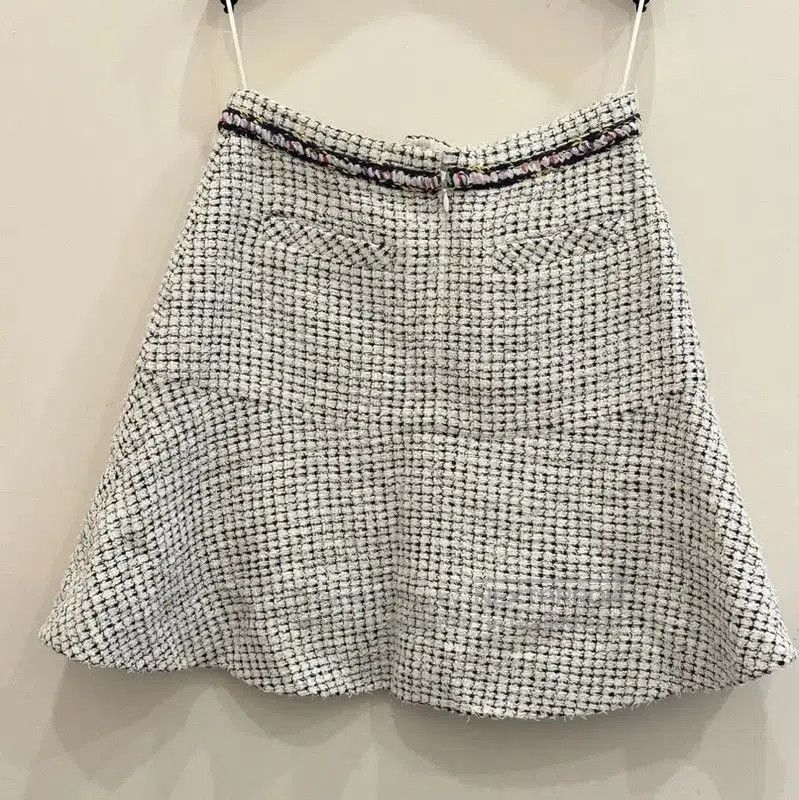 Chanel Chanel White Tweed Skirt XS . Size 23" - 3 Thumbnail