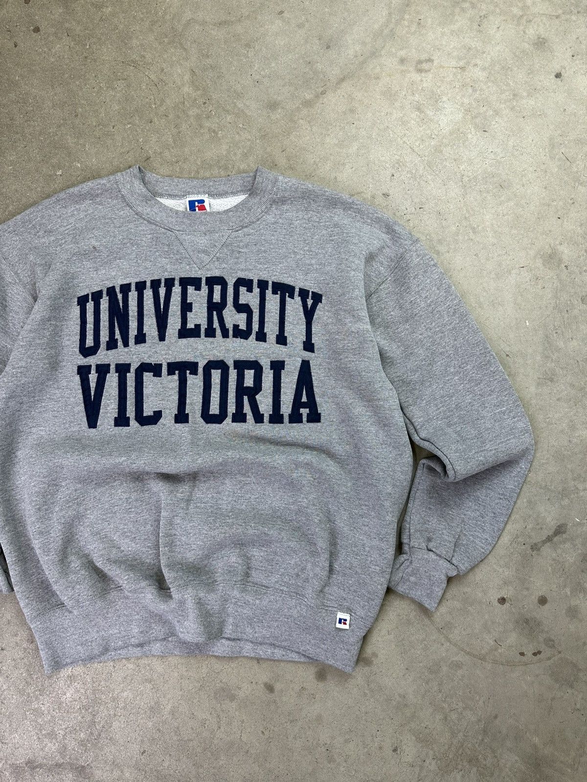 Vintage vintage 90s russell athletic university of victoria crewneck Size US M / EU 48-50 / 2 - 2 Thumbnail