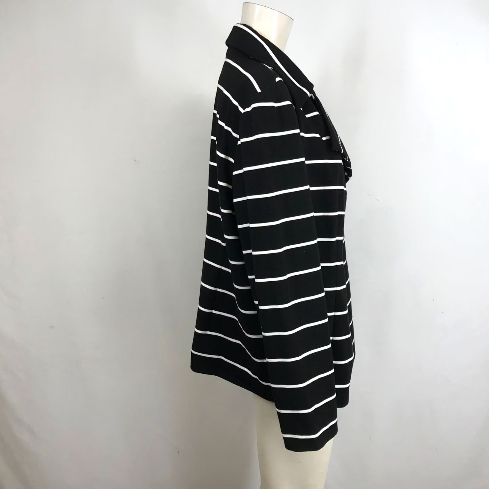 Vintage VINTAGE? No. Chicos Black White Stripe Double Breasted Blazer Women Size 3 -> CHICOS Black White Stripe Double-Breasted Blazer Women Size 3 Size XS / US 0-2 / IT 36-38 - 4 Thumbnail