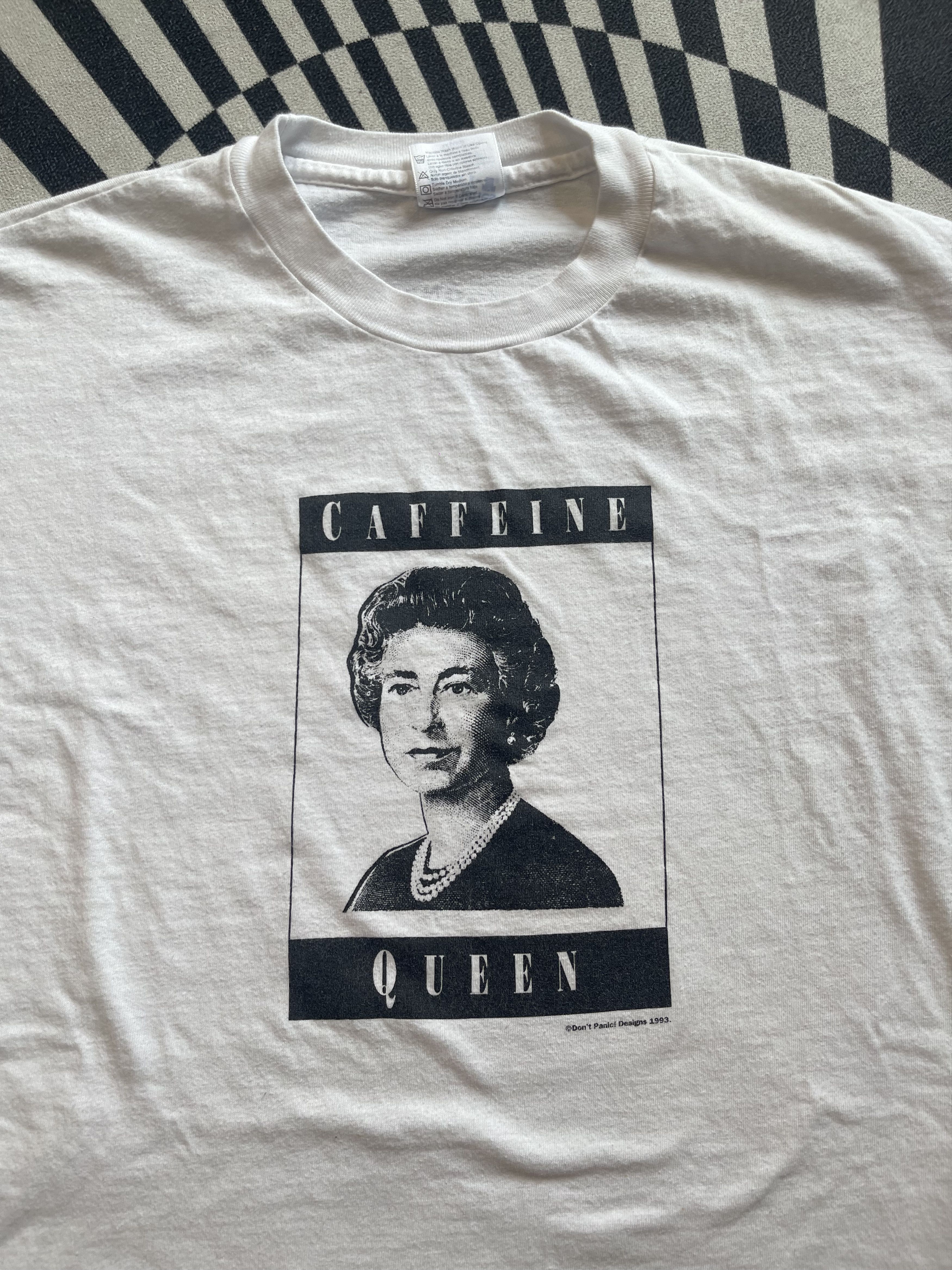 Arts & Science VTG 1993 Caffeine Queen Queen Elizabeth II Don't Panic Tee Size US XXL / EU 58 / 5 - 4 Thumbnail