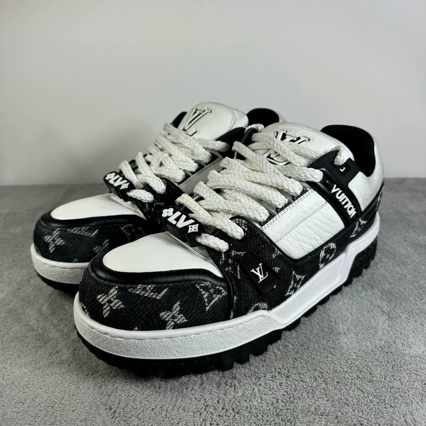 Louis Vuitton Louis Vuitton Training Black Lowtop Sneakers 44 Men Size US 10.5 / EU 43-44 - 1 Thumbnail