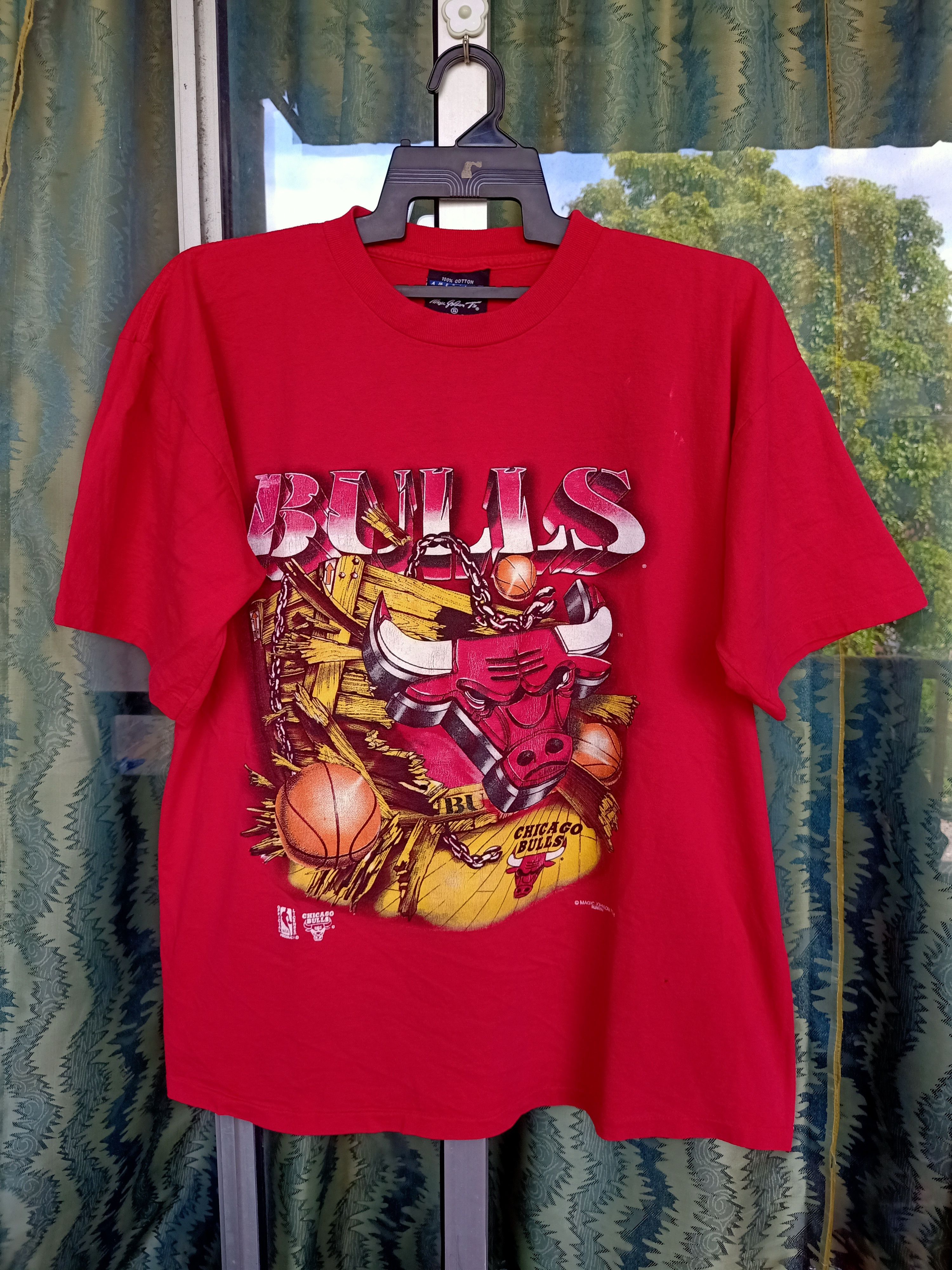 Vintage Vtg Chicago Bulls Magic Johnson tee Size US XL / EU 56 / 4 - 1 Thumbnail