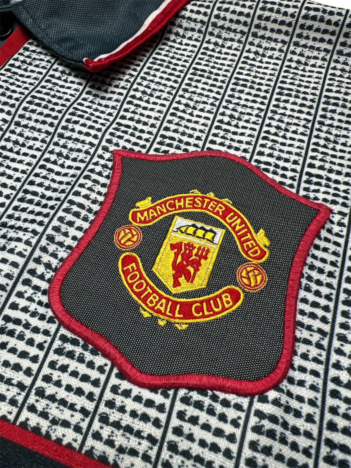 Umbro Manchester united away umbro shirt 1995-1996 football jersey Size US L / EU 52-54 / 3 - 5 Thumbnail