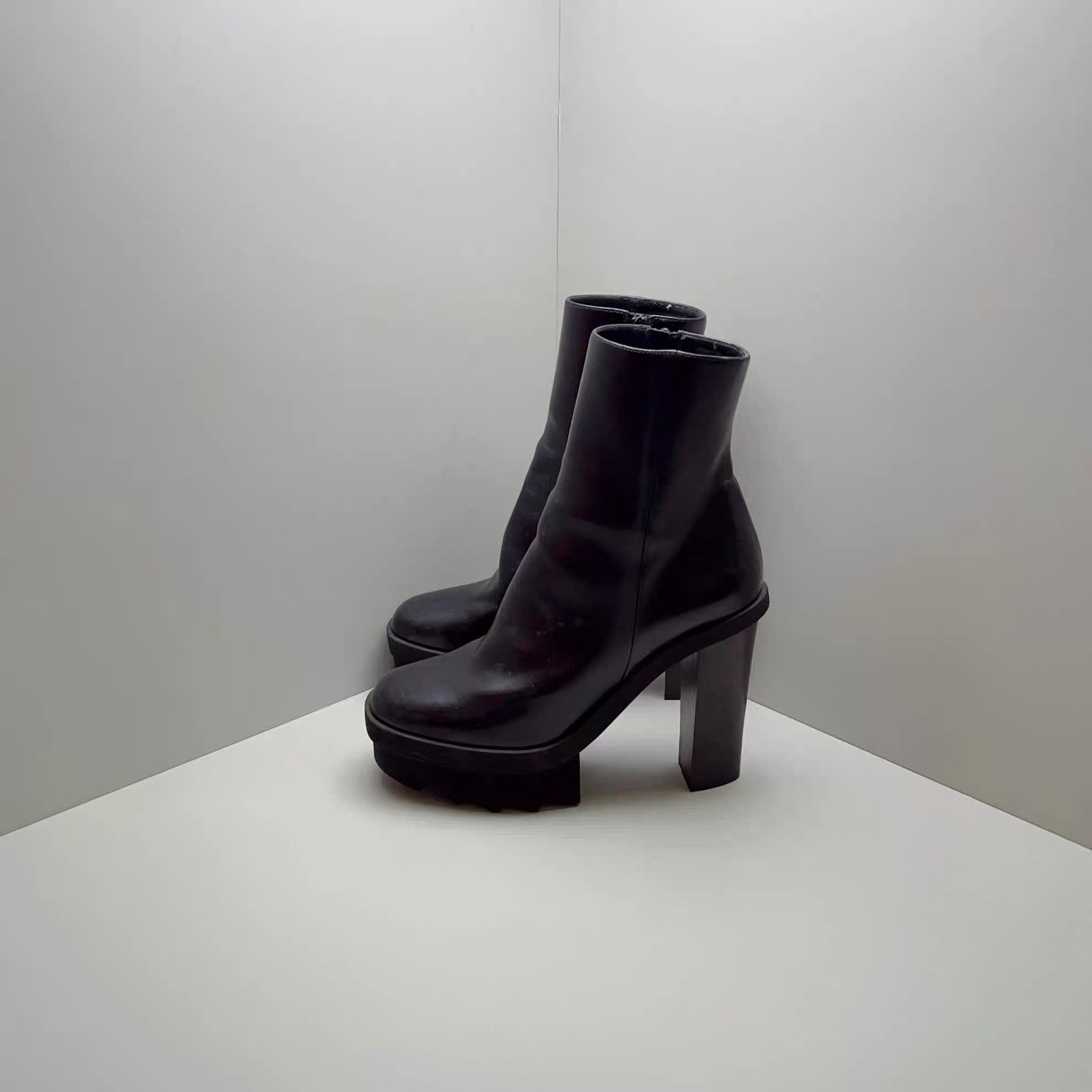 Stella McCartney Stella McCartney Black Leather Heeled Ankle Boots K38 Size US 7 / IT 37 - 1 Thumbnail
