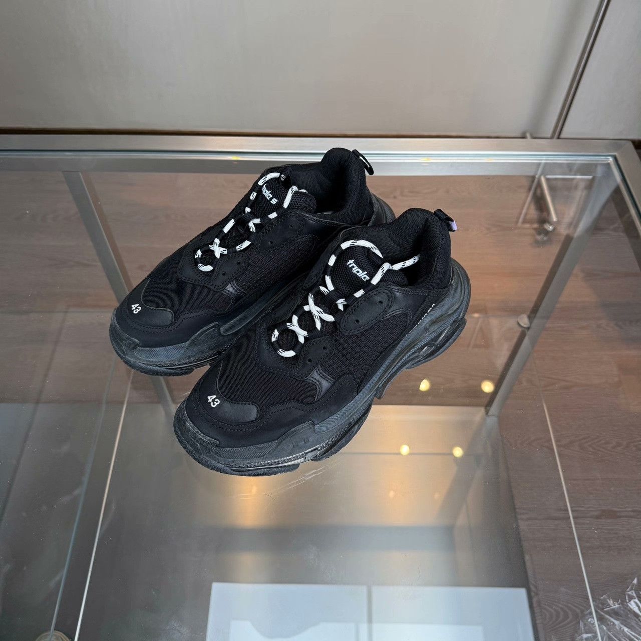 Balenciaga Balenciaga Distressed Black Lowtop Sneakers 43 Men Size US 10 / EU 43 - 1 Thumbnail