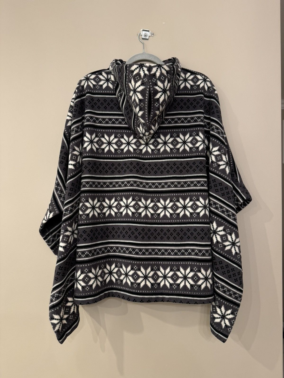 Uniqlo Uniqlo Poncho warm winter item sweater hoodie Size US L / EU 52-54 / 3 - 6 Thumbnail