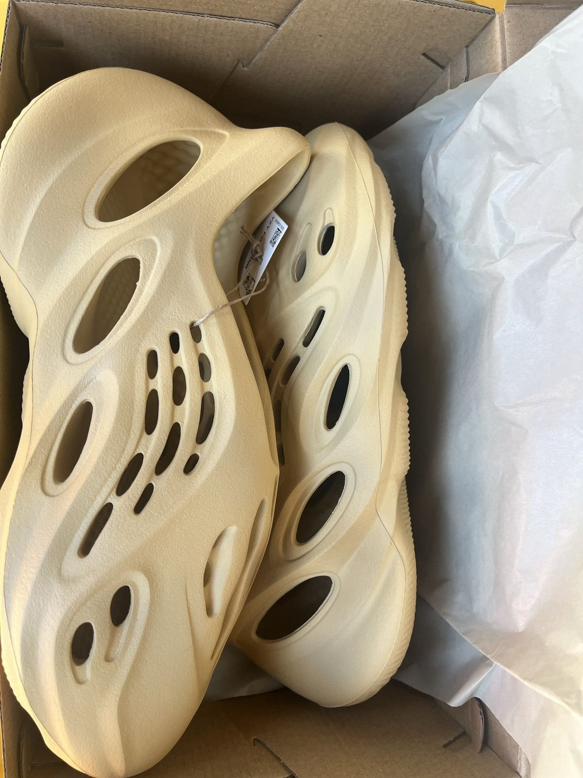 Yeezy Yeezy FOAM RNR Desert Sand Size US 8 / EU 41 - 2 Thumbnail