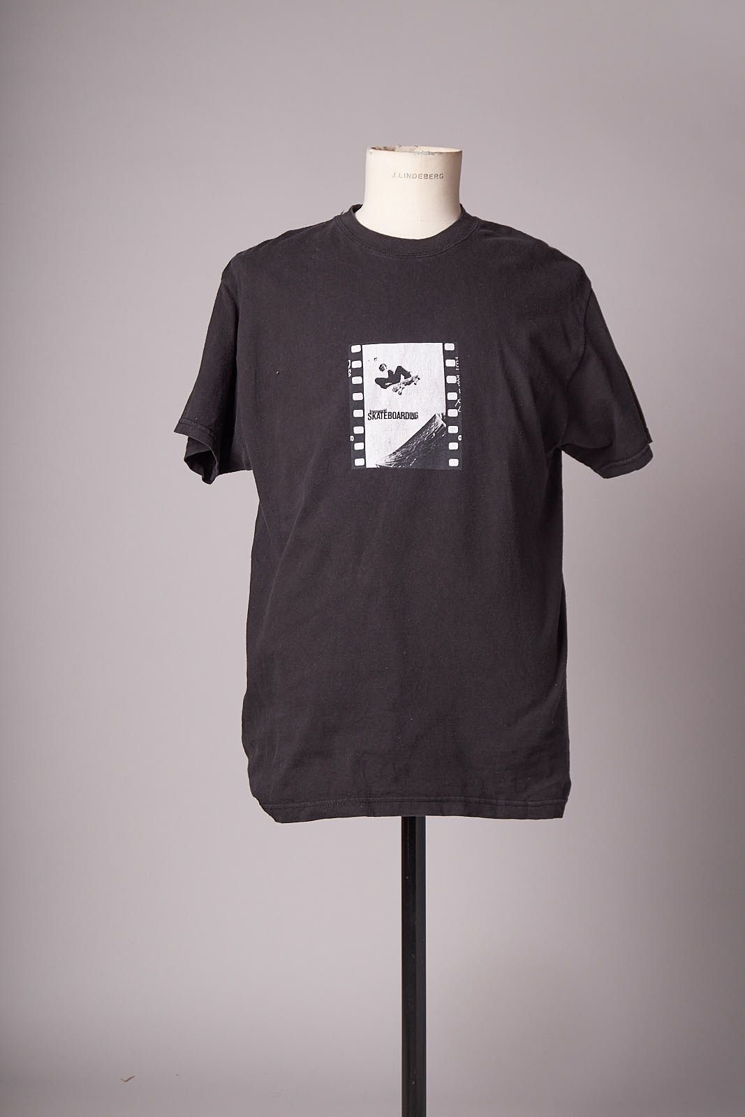 Vintage Vintage 1990s TRANSWORLD Skateboarding Gonzalez Tee Shirt Size US L / EU 52-54 / 3 - 1 Thumbnail