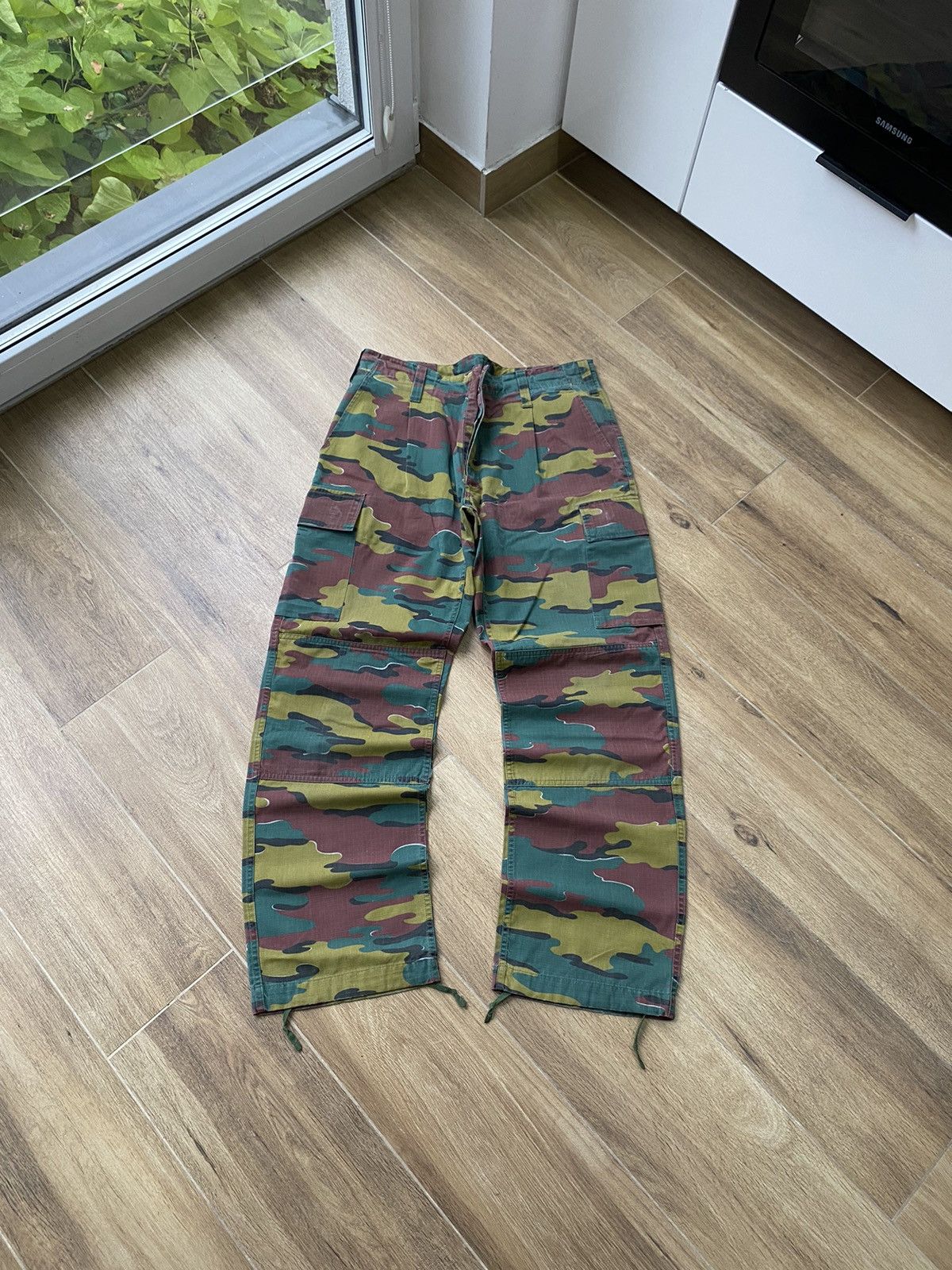 Vintage Vintage Camo Cargo Pants Japanese Avant Garde Y2K Baggy Wide Size US 32 / EU 48 - 1 Thumbnail