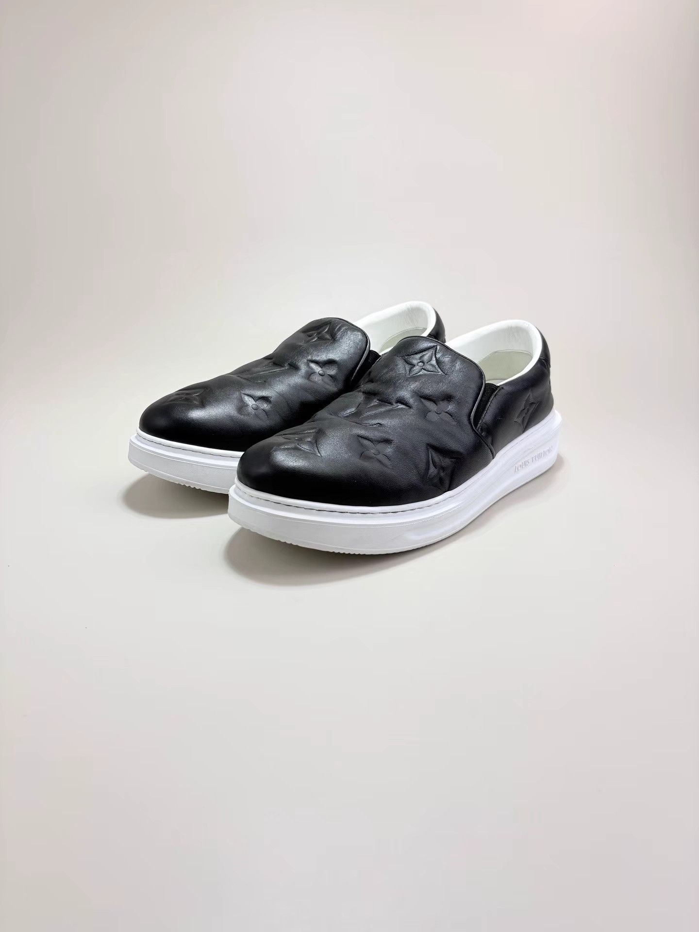 Louis Vuitton LV BEVERLY HILLS Black & White Slip-On Sneakers K1 Size US 11 / EU 44 - 1 Thumbnail