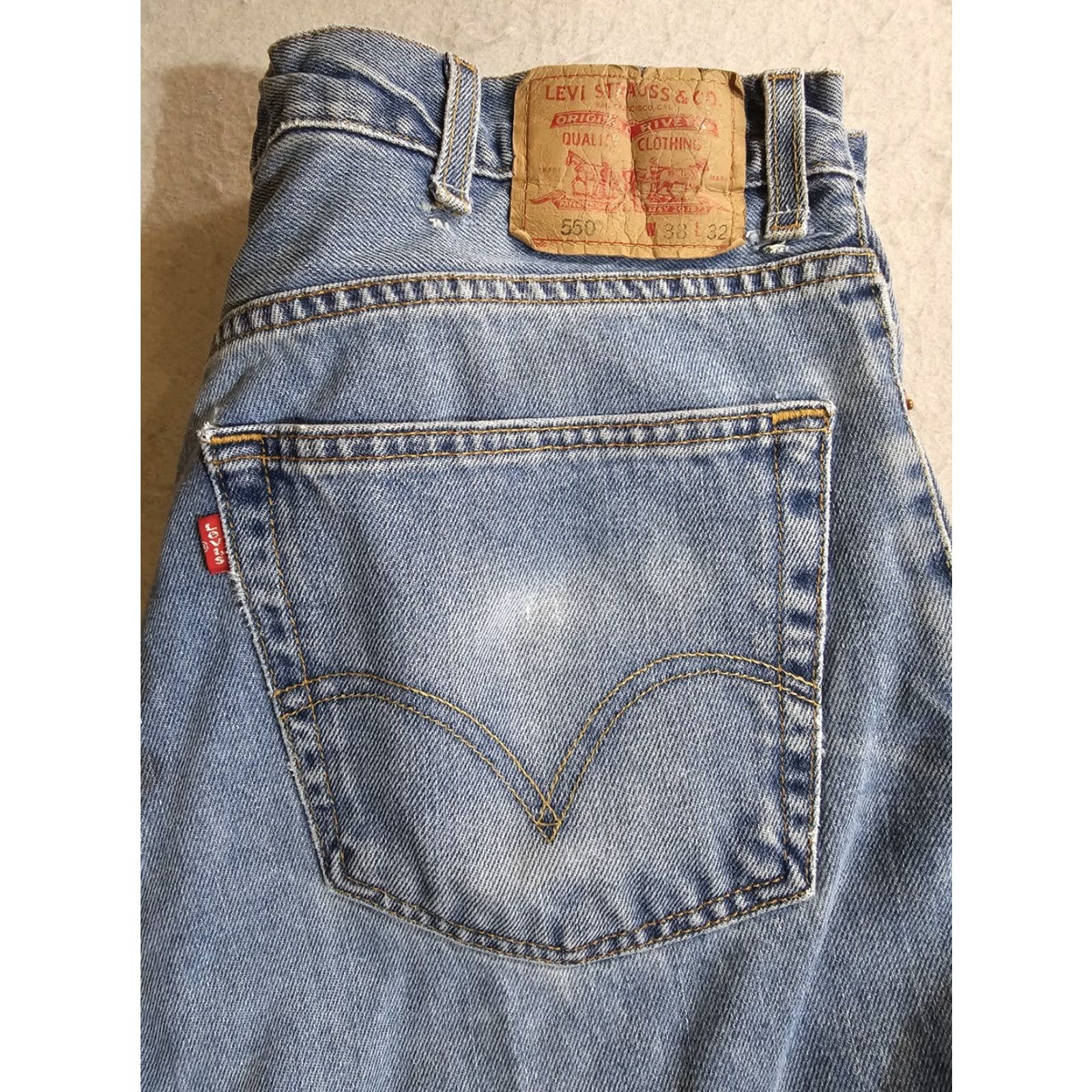 Levi's VINTAGE Levi Levi's 550 Jeans Relaxed Fit Denim Light Wash Distressed Mens 38x32 Jeans 90s USA Bike Rock Retro Logo City Hip Hop Dad Size US 38 / EU 54 - 3 Thumbnail