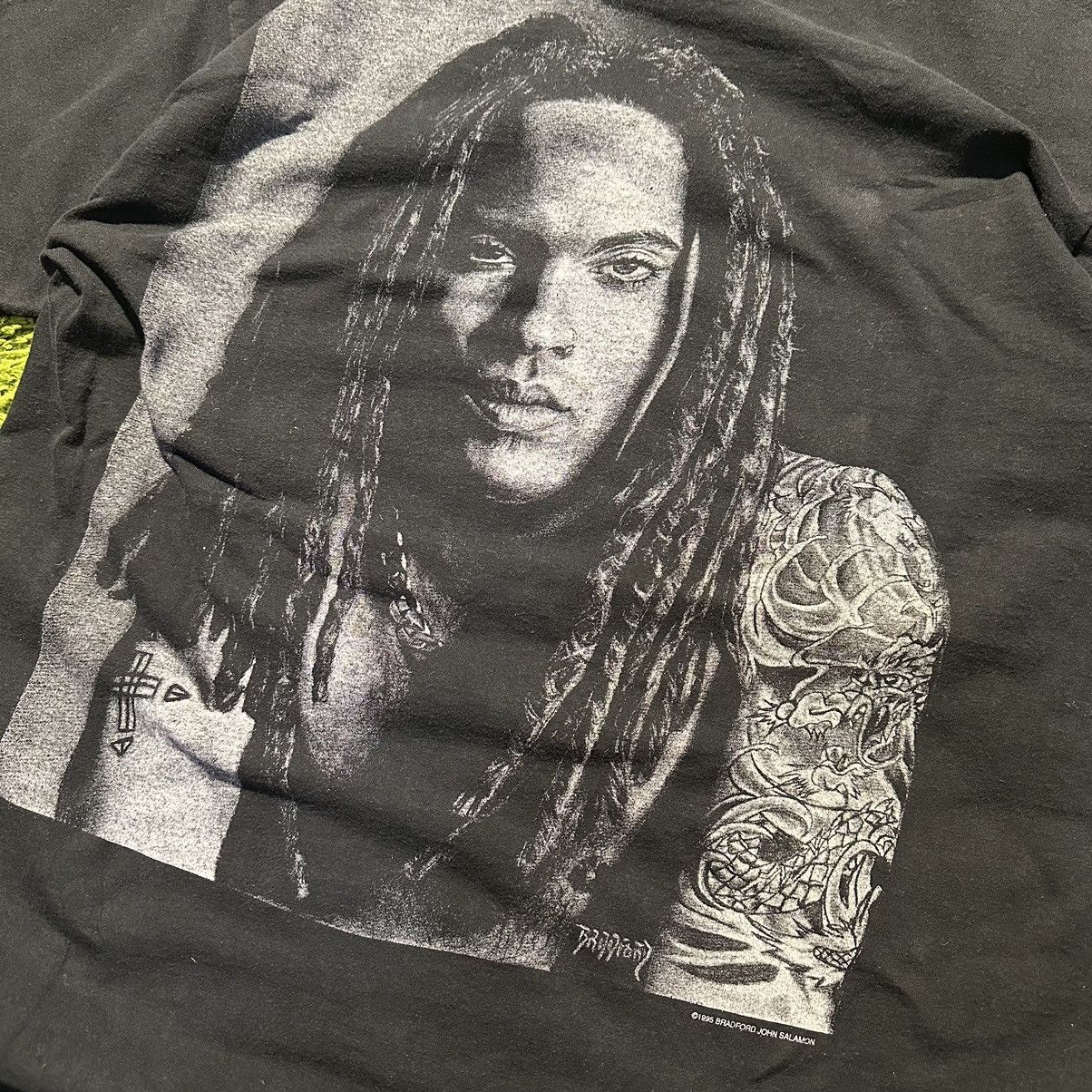 Band Tees × Vintage Vintage 1995 Lenny Kravitz Bradford Art Gallery Tee Size US XL / EU 56 / 4 - 2 Thumbnail