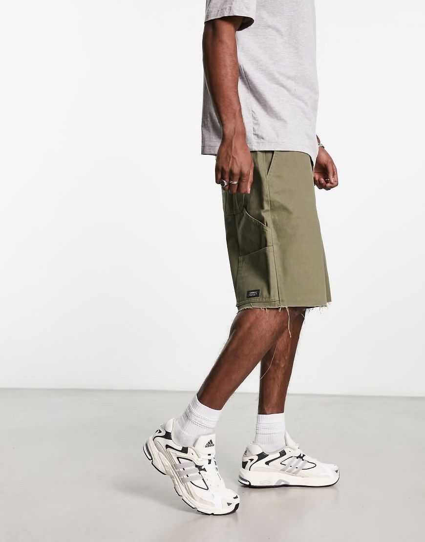 New Look New Look Raw Hem Relaxed Carpenter Shorts in Khaki Size US 32 / EU 48 - 2 Thumbnail