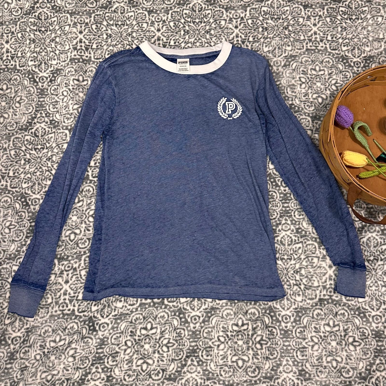 Victoria's Secret Victorias Secret PINK "P" Wreath Longsleeve Crew Tshirt Sm Size S / US 4 / IT 40 - 1 Thumbnail