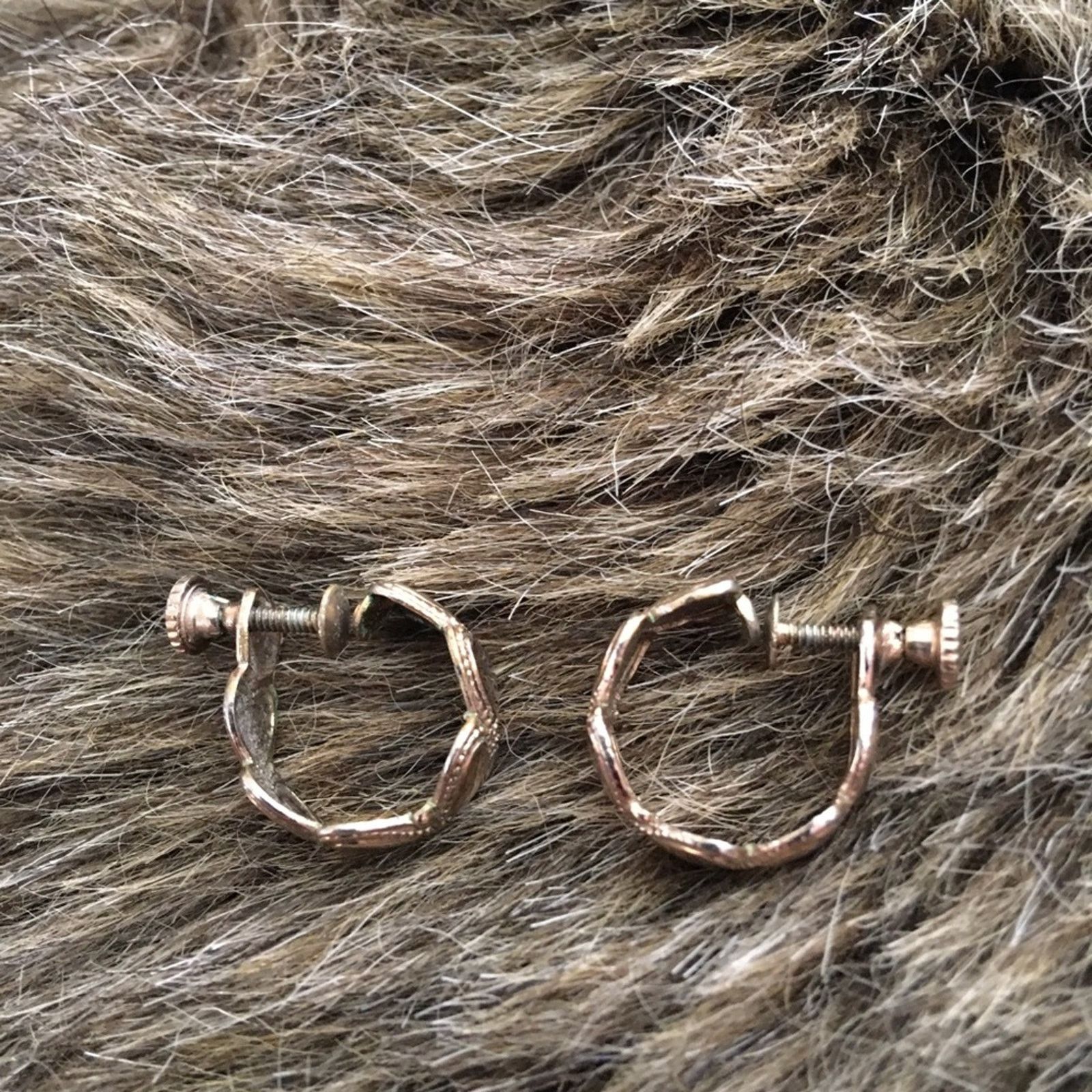 Vintage Vintage 50s gold tone heart screw back earrings Size ONE SIZE - 2 Thumbnail