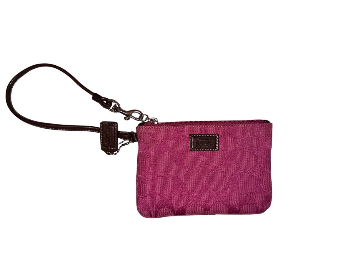 Coach pink vintage coach wristlet 💕🎀💝 Size ONE SIZE - 2 Thumbnail