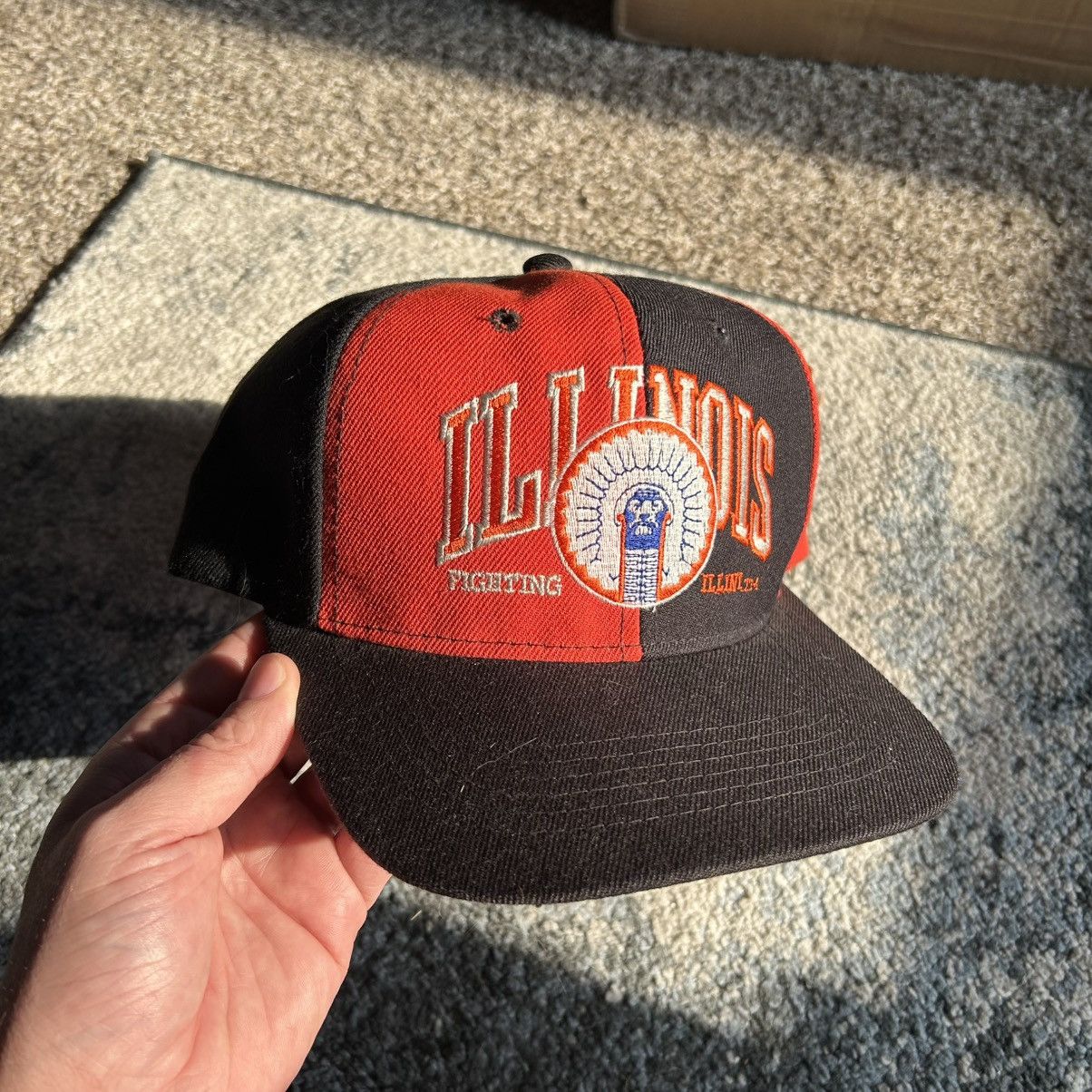 Vintage 90's MAGiC by BEE iLLiNOiS FiGHTiNG iLLiNi PiNWHEEL SNAPBACK Size ONE SIZE - 1 Thumbnail