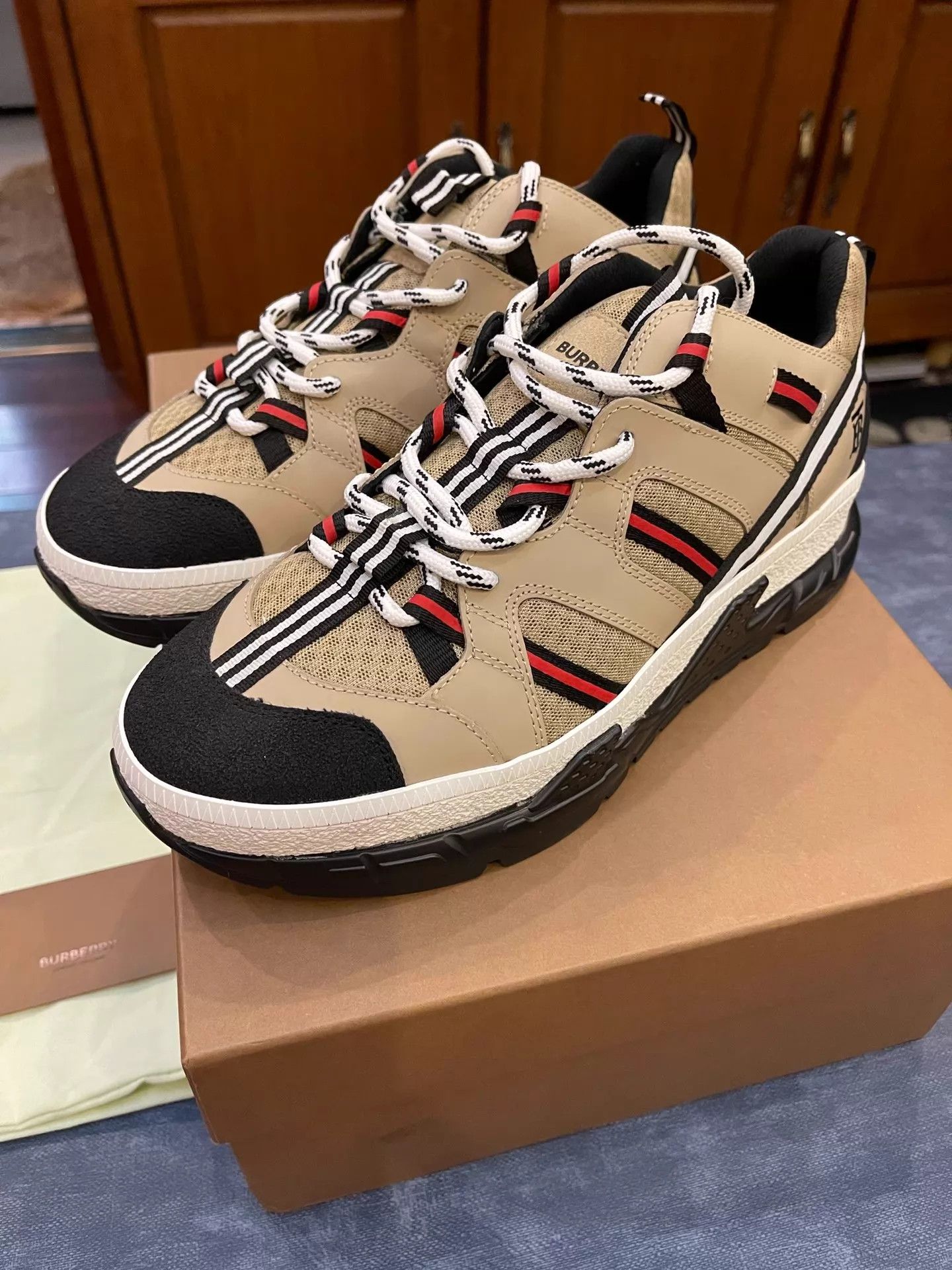Burberry Burberry Camel Dad Sneaker 41.5 Black Red Strap Size US 8.5 / EU 41-42 - 1 Thumbnail