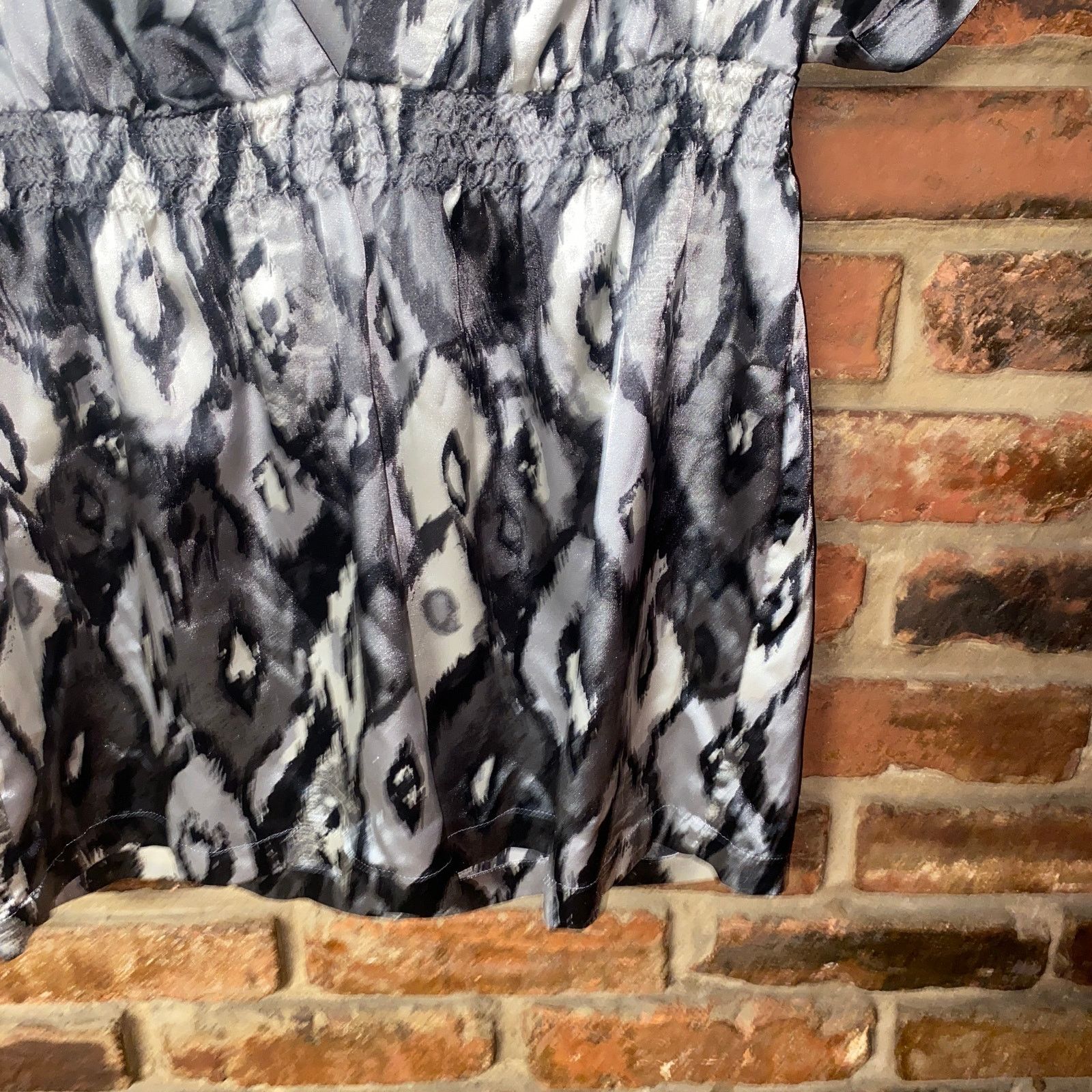 Apt. 9 Apt. 9 Gray Black Printed Short Sleeve V-Neck Top Size Small Size S / US 4 / IT 40 - 3 Thumbnail