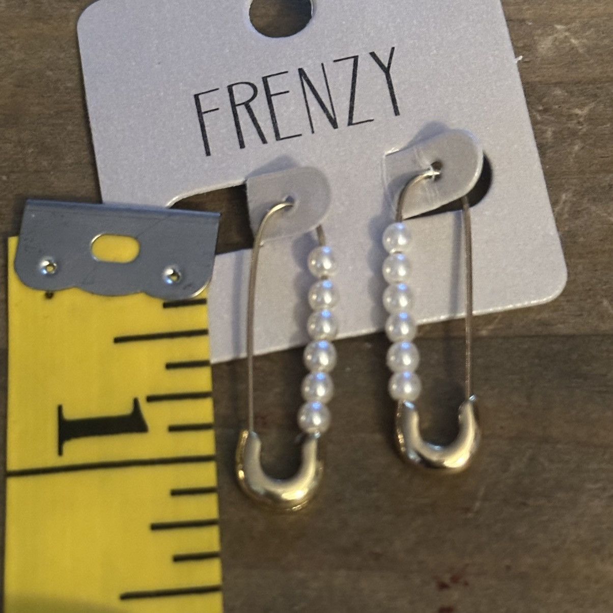 Other Frenzy gold tone pearls safety pin earrings Size ONE SIZE - 3 Thumbnail