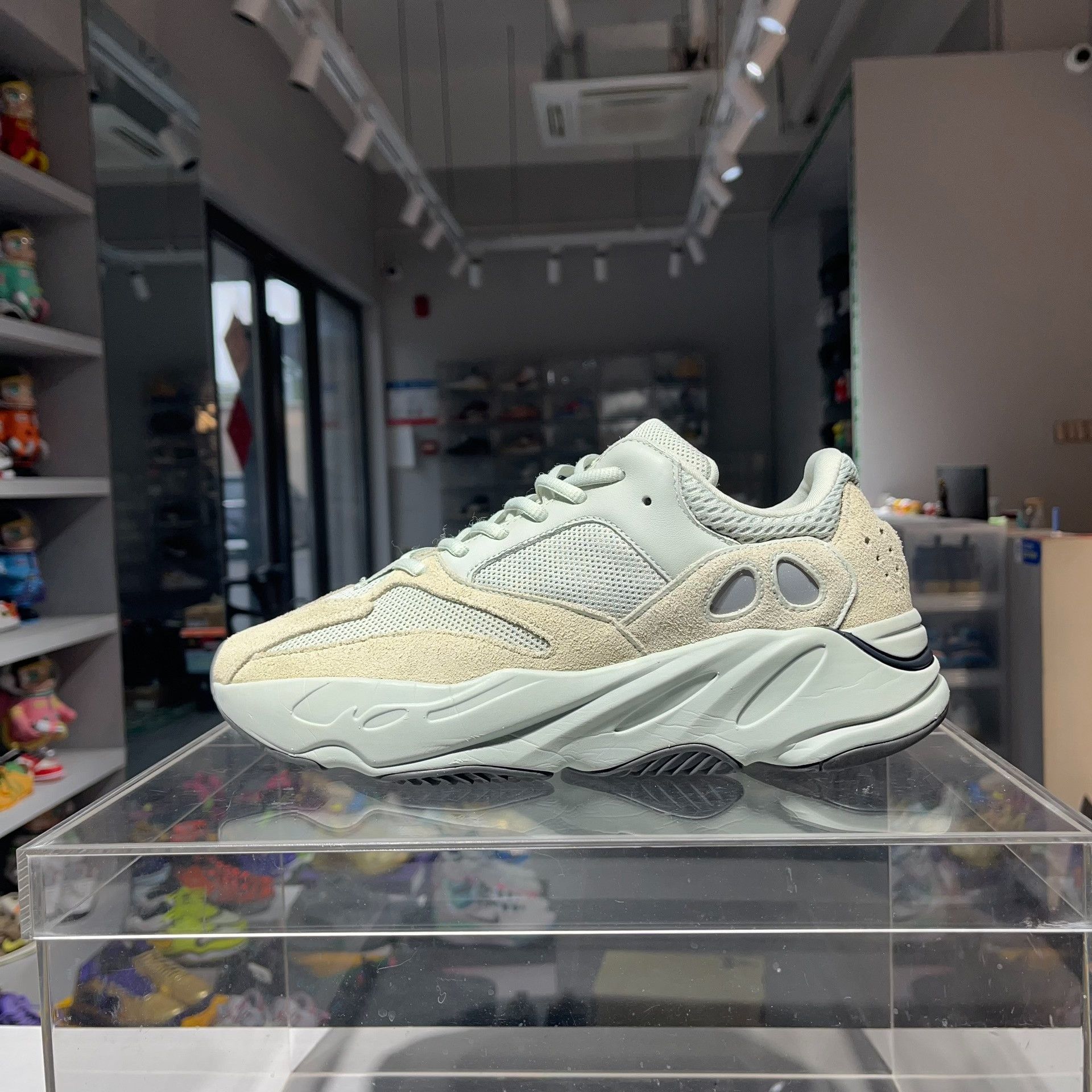 Yeezy Yeezy Lowtop Sneakers 44 Men Size US 10.5 / EU 43-44 - 1 Thumbnail