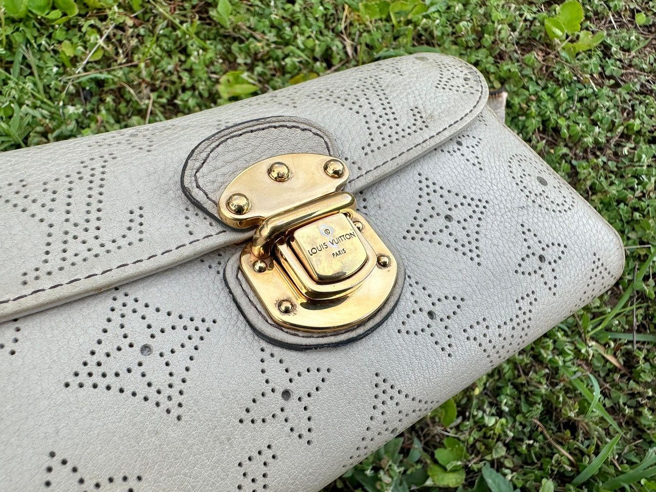 Louis Vuitton Authentic Louis Vuitton Monogram Mahina Amelia Wallet Size ONE SIZE - 10 Thumbnail