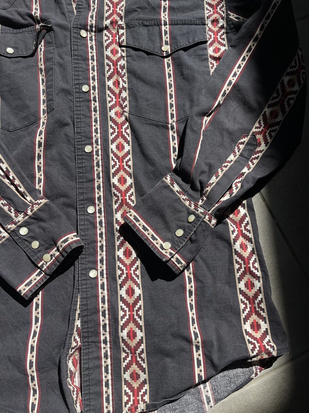 Cowboy Equipment × Vintage × Wrangler Wrangler Western Shirt Vintage azteck striped cowboy shirt Size US S / EU 44-46 / 1 - 6 Thumbnail