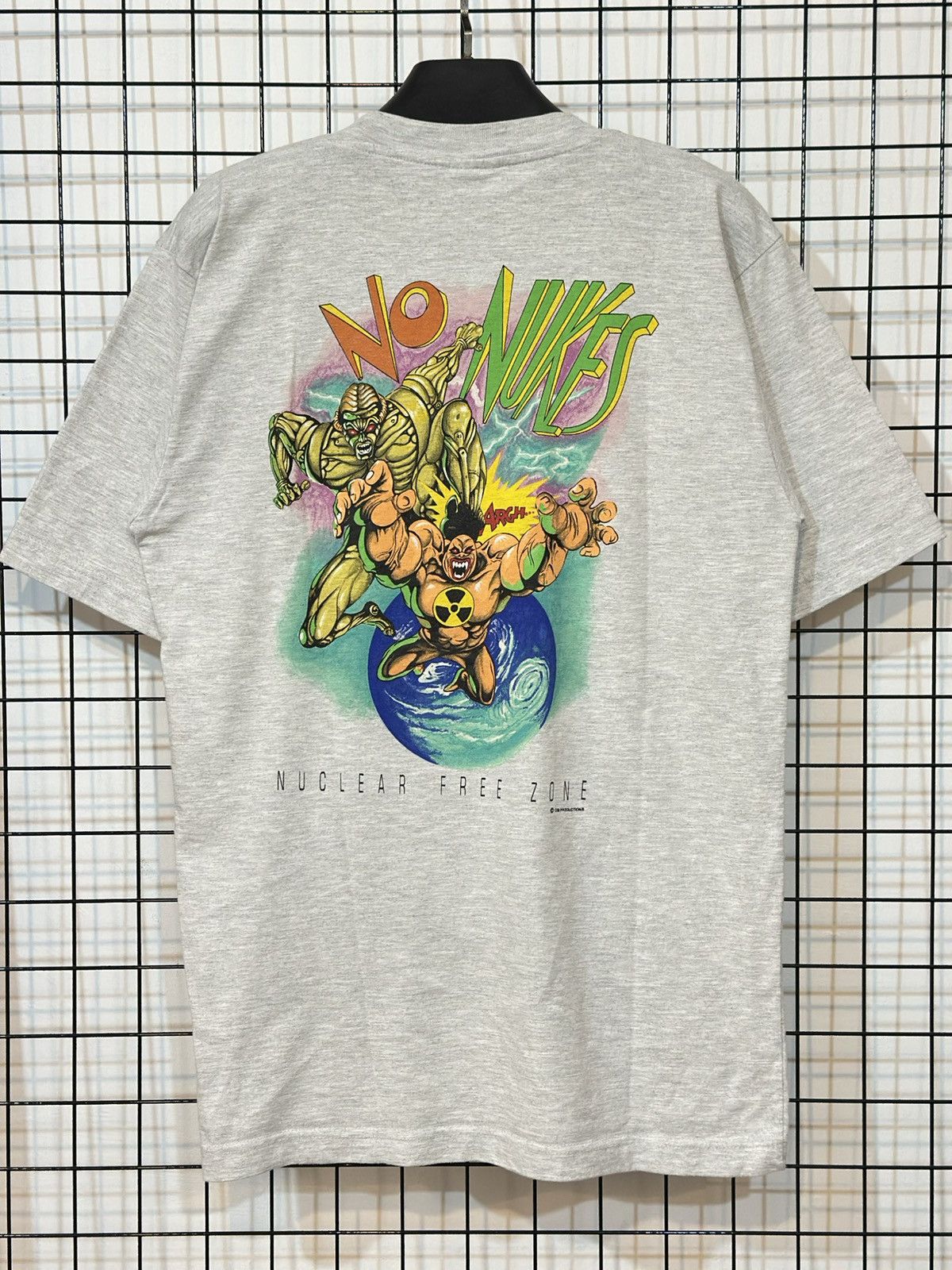 Vintage Vintage t-shirt featuring a "No Nukes" . Size US L / EU 52-54 / 3 - 1 Thumbnail
