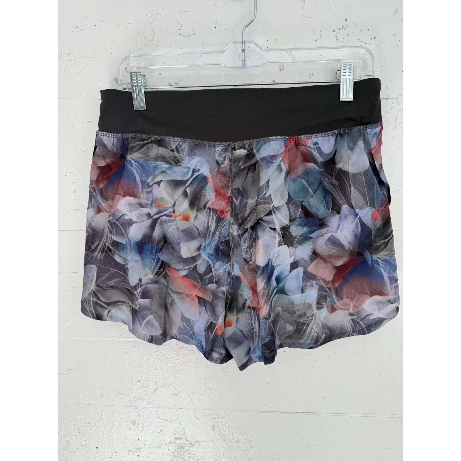 Lululemon Lululemon Shorts Womens 8 Floral Black Multi Liner Running Size 30" / US 8 / IT 44 - 3 Thumbnail
