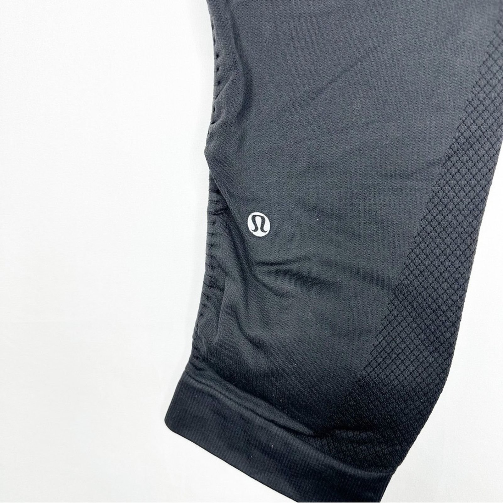 Lululemon LULULEMON In the Flow Black Capri Leggings in Size 4 Size 27" / US 4 / IT 40 - 4 Thumbnail
