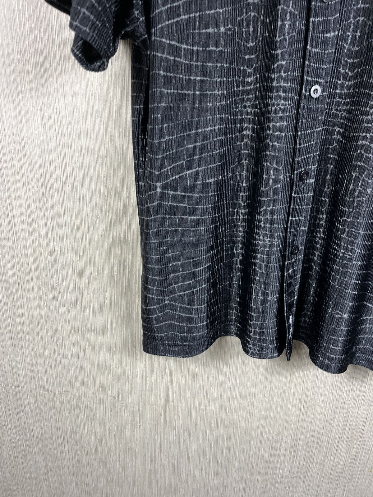 Guess × Vintage Vintage Guess USA nylon crocodile skin short sleeve shirt Size US S / EU 44-46 / 1 - 7 Thumbnail