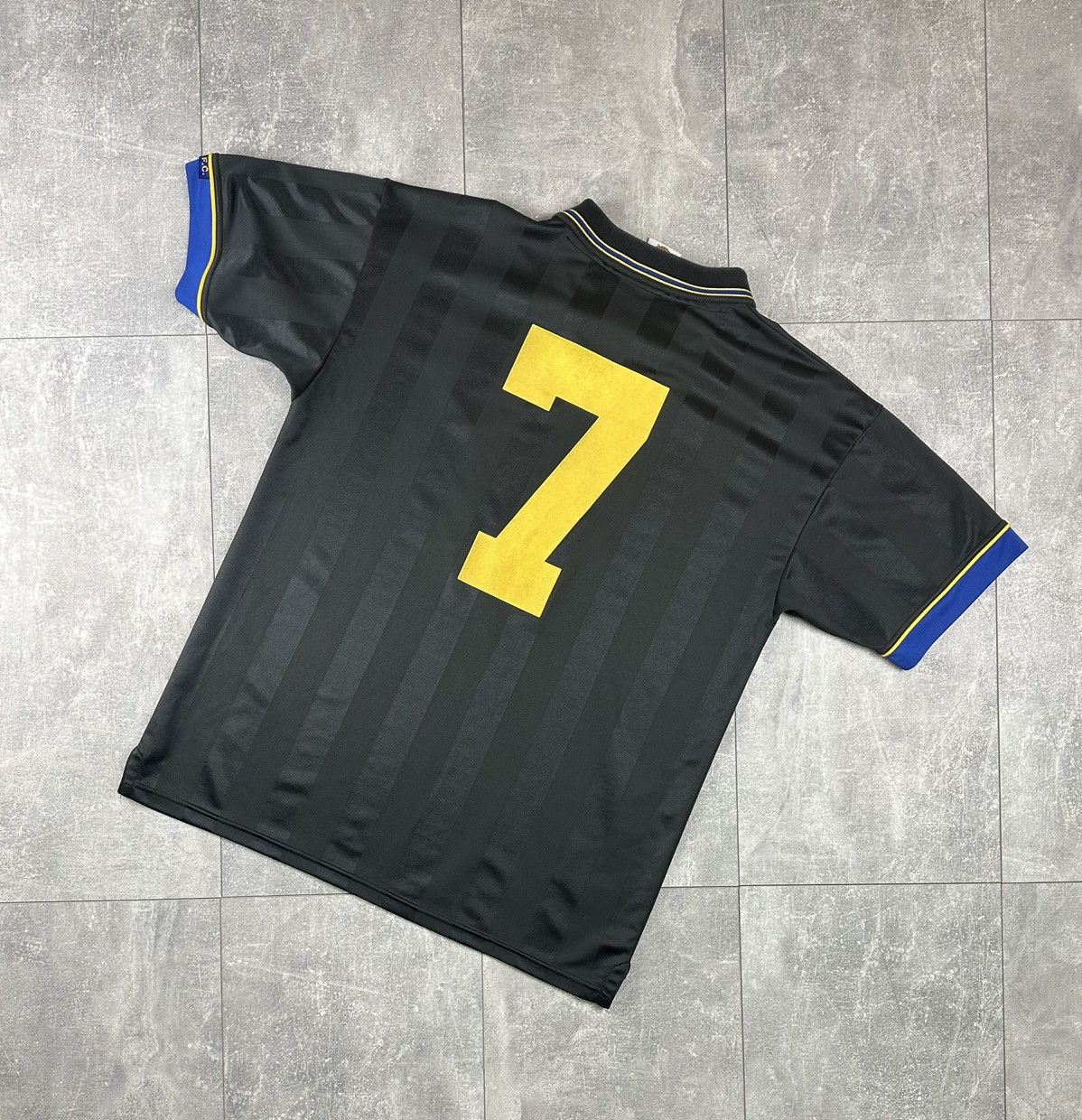 Other Score Draw Manchester United 1993/95 Retro Soccer Jersey Size US L / EU 52-54 / 3 - 10 Thumbnail