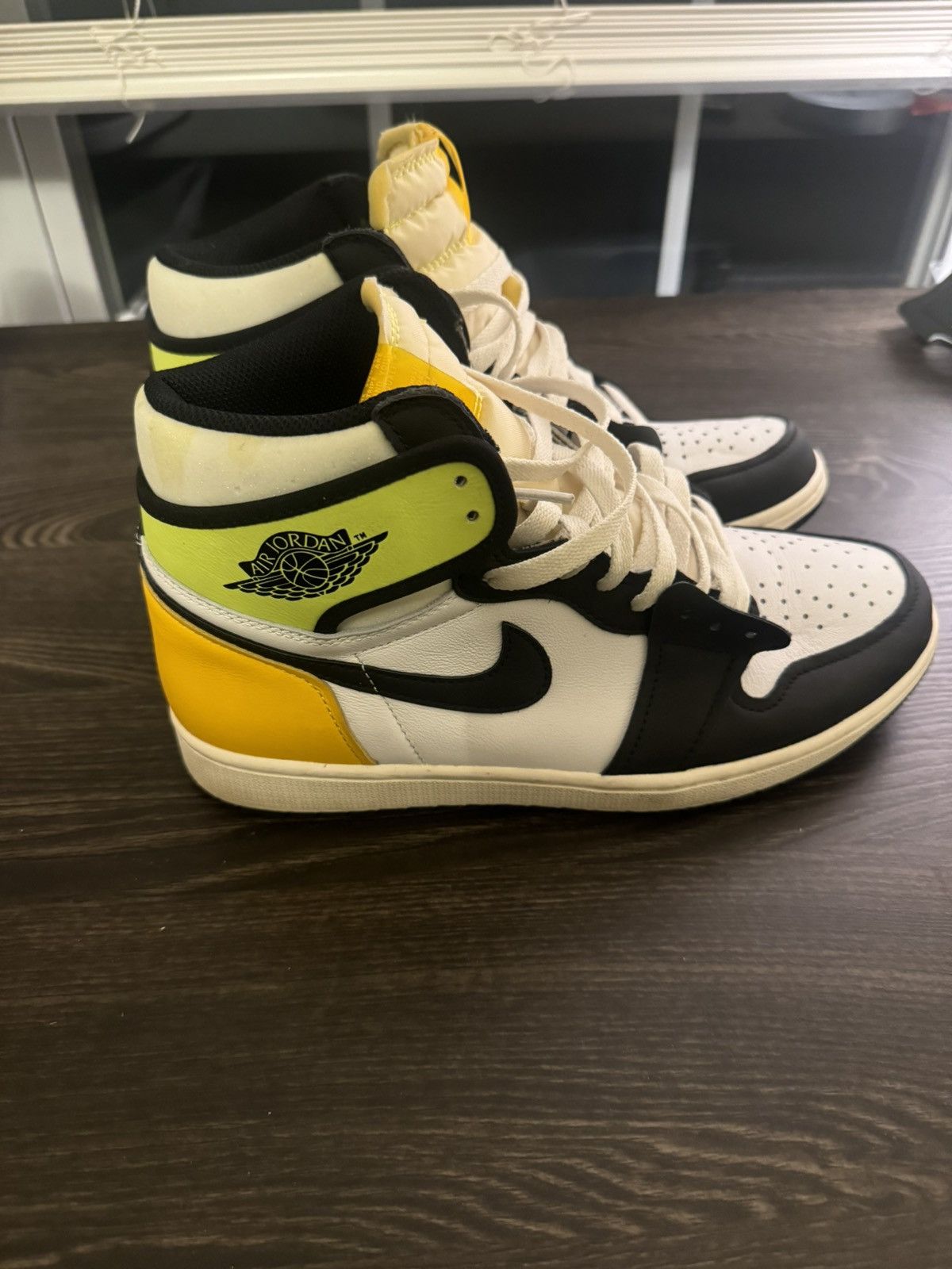 Nike Nike air Jordan 1 volt Size US 9.5 / EU 42-43 - 2 Thumbnail