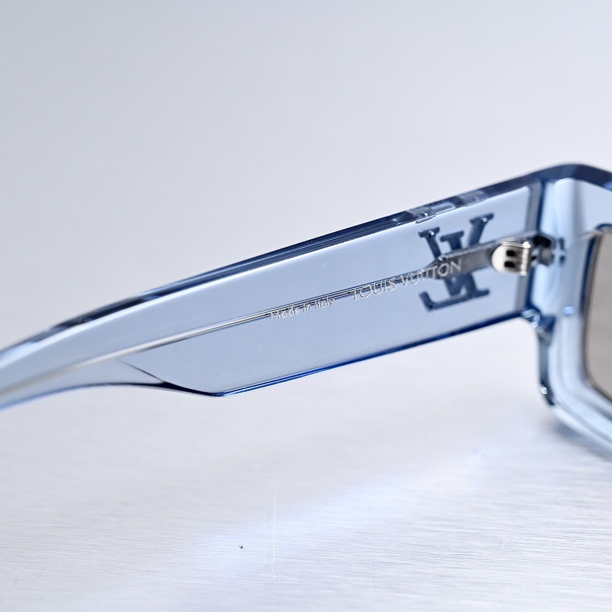 Louis Vuitton LOUIS VUITTON CRYSTAL BLUE SUNGLASSES Size ONE SIZE - 7 Thumbnail