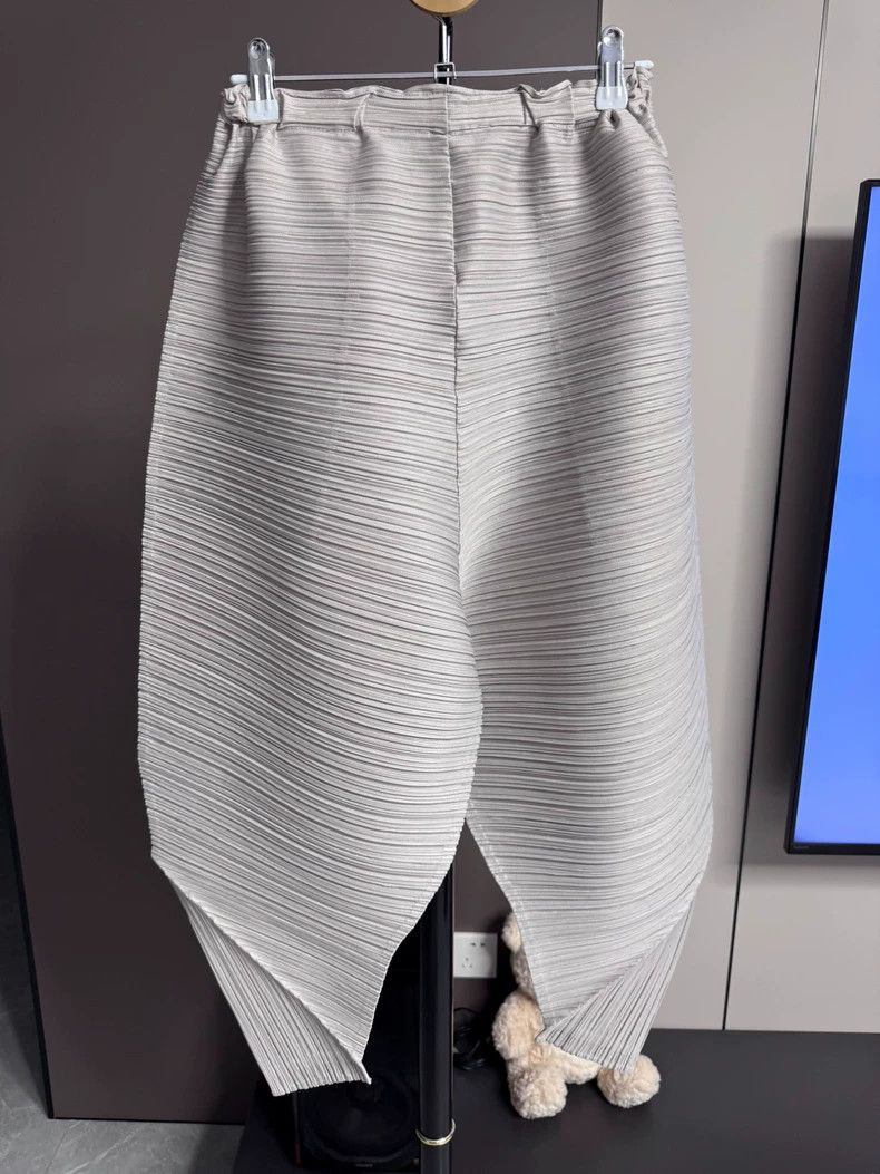 Issey Miyake Issey Miyake size:5 White horizontal striped chicken leg p Size 23" - 2 Thumbnail