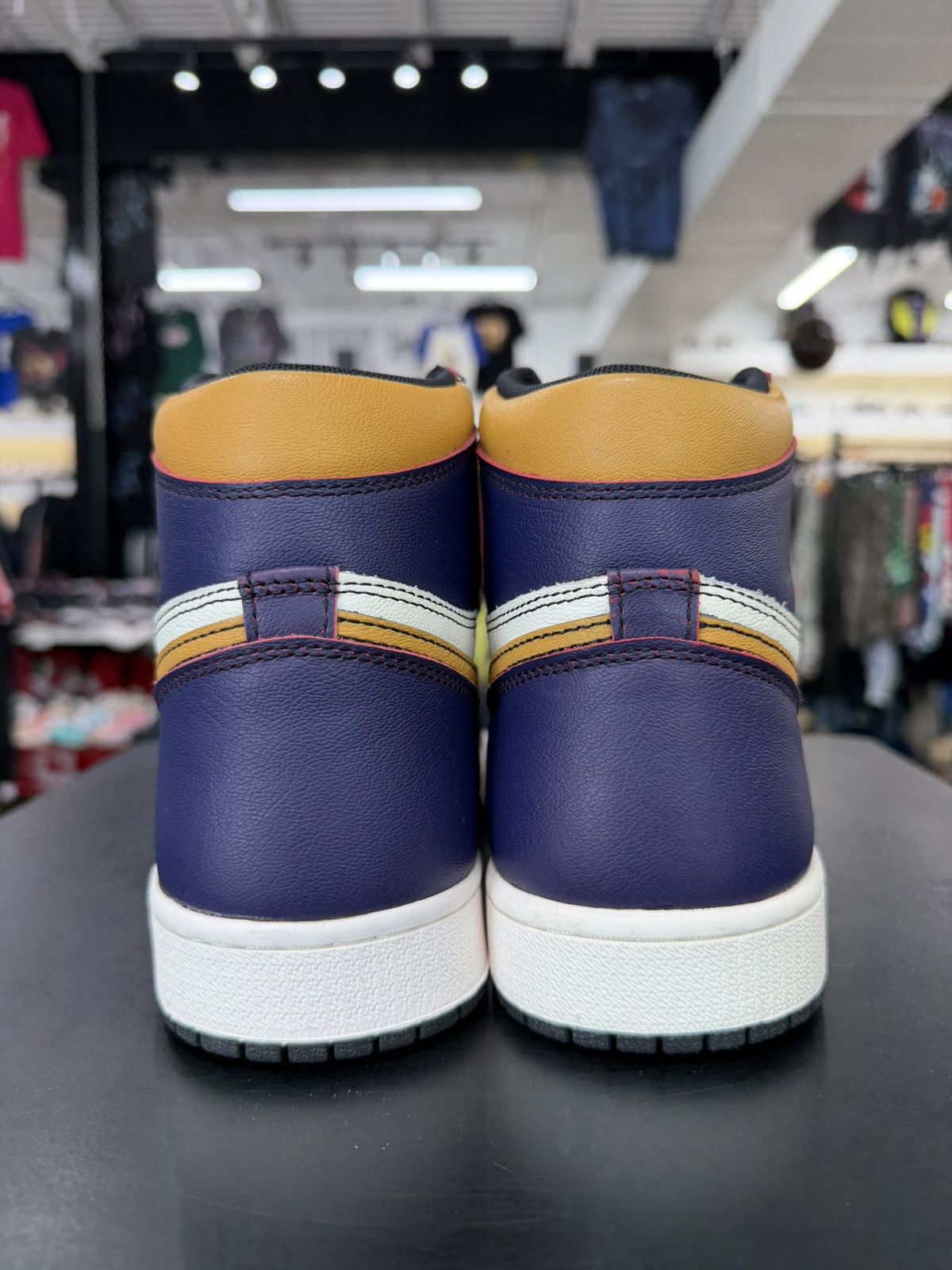 Jordan Brand Air Jordan 1 LA to Chicago Size 9 (2019) Size US 9 / EU 42 - 5 Thumbnail