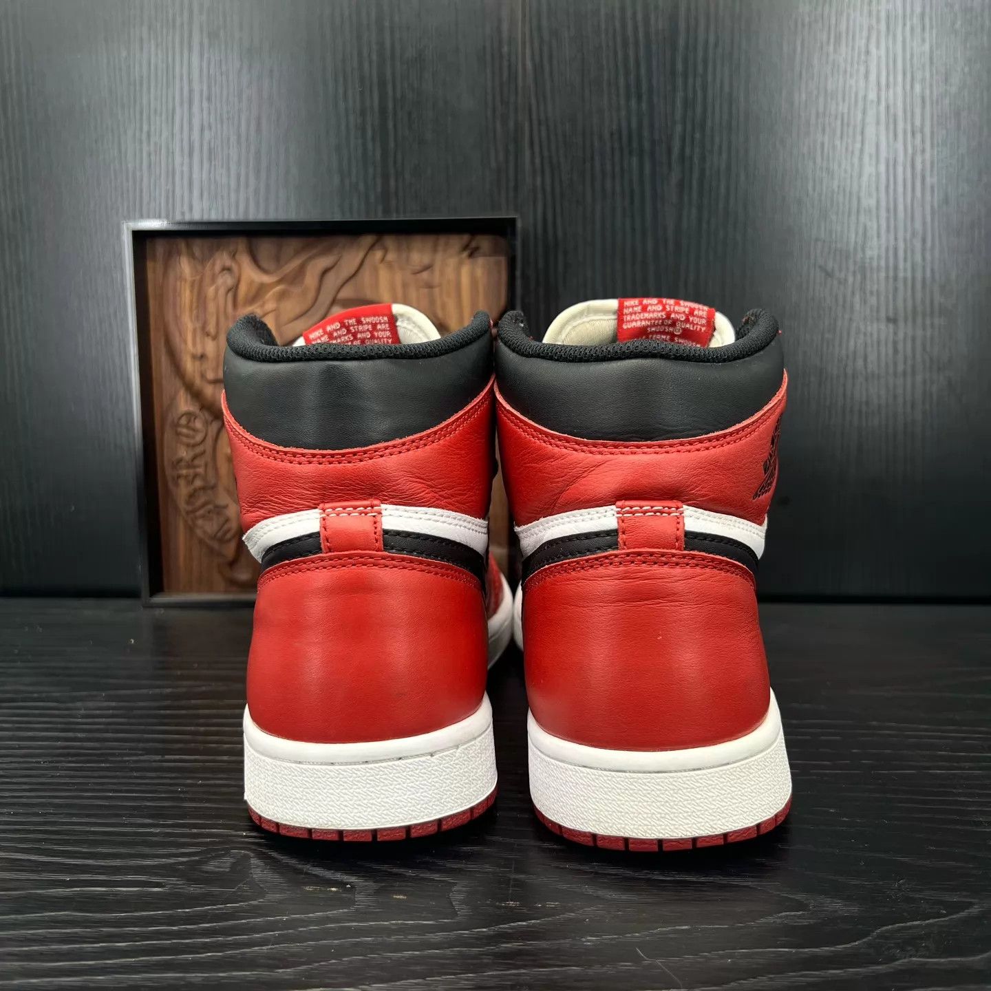 Nike AJ1 Chicago 2015 Size 42.5 Like New With Box Size US 9 / EU 42 - 6 Thumbnail