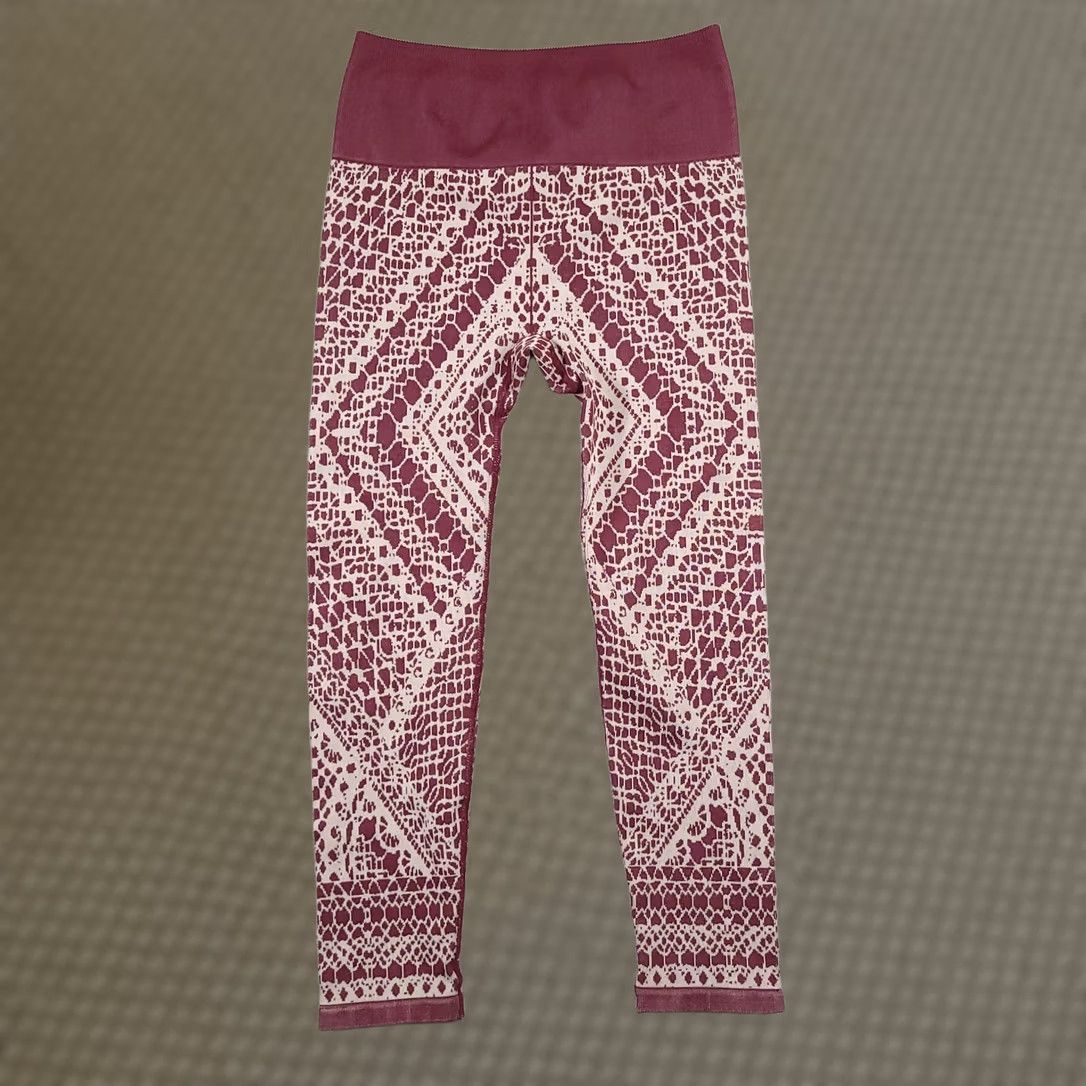 Fabletics Fabletics Capri Leggings Women's S Seamless High Rise Printed Geometric Multi Color Athletic Skinny Inseam 20.5 in Compression Drawstring N/A Size 28" / US 6 / IT 42 - 1 Thumbnail