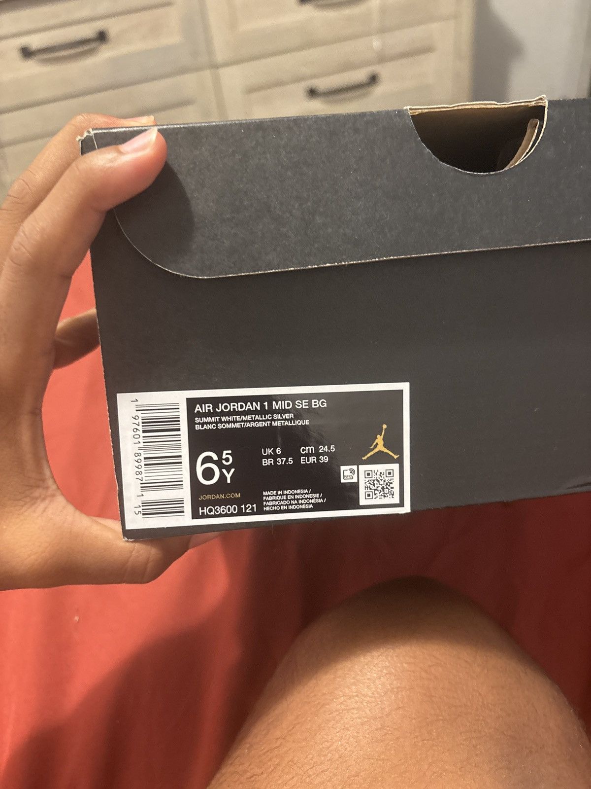 Nike Air jordan 1 mid SE BG size 6 1/2 never worn Size US 6.5 / EU 39-40 - 4 Thumbnail
