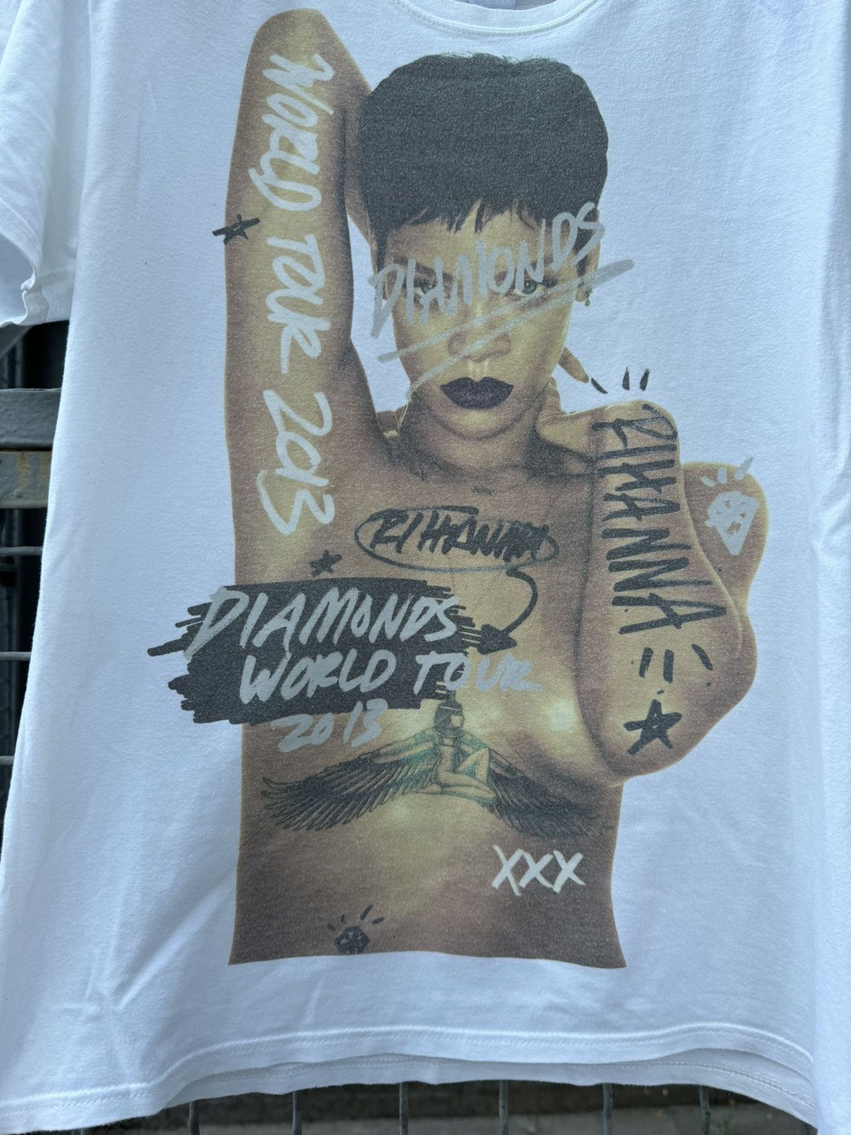 Band Tees Vintage Rihana Diamonds 2013 Tour T shirt Naked Size US M / EU 48-50 / 2 - 7 Thumbnail