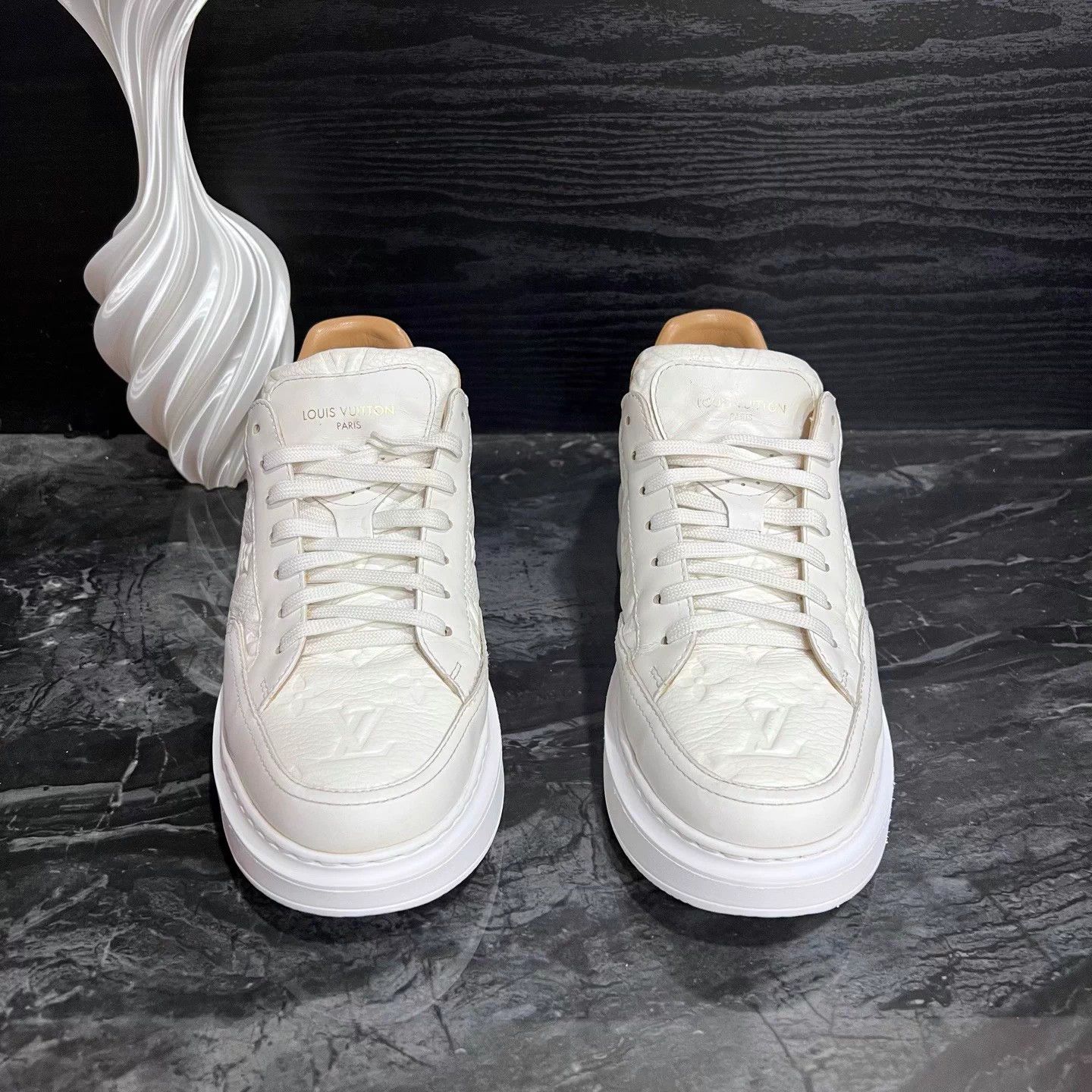 Louis Vuitton 1172/Lv White EU40 Embossed All Over Print Casual Shoes 95 Size US 7 / EU 40 - 2 Thumbnail